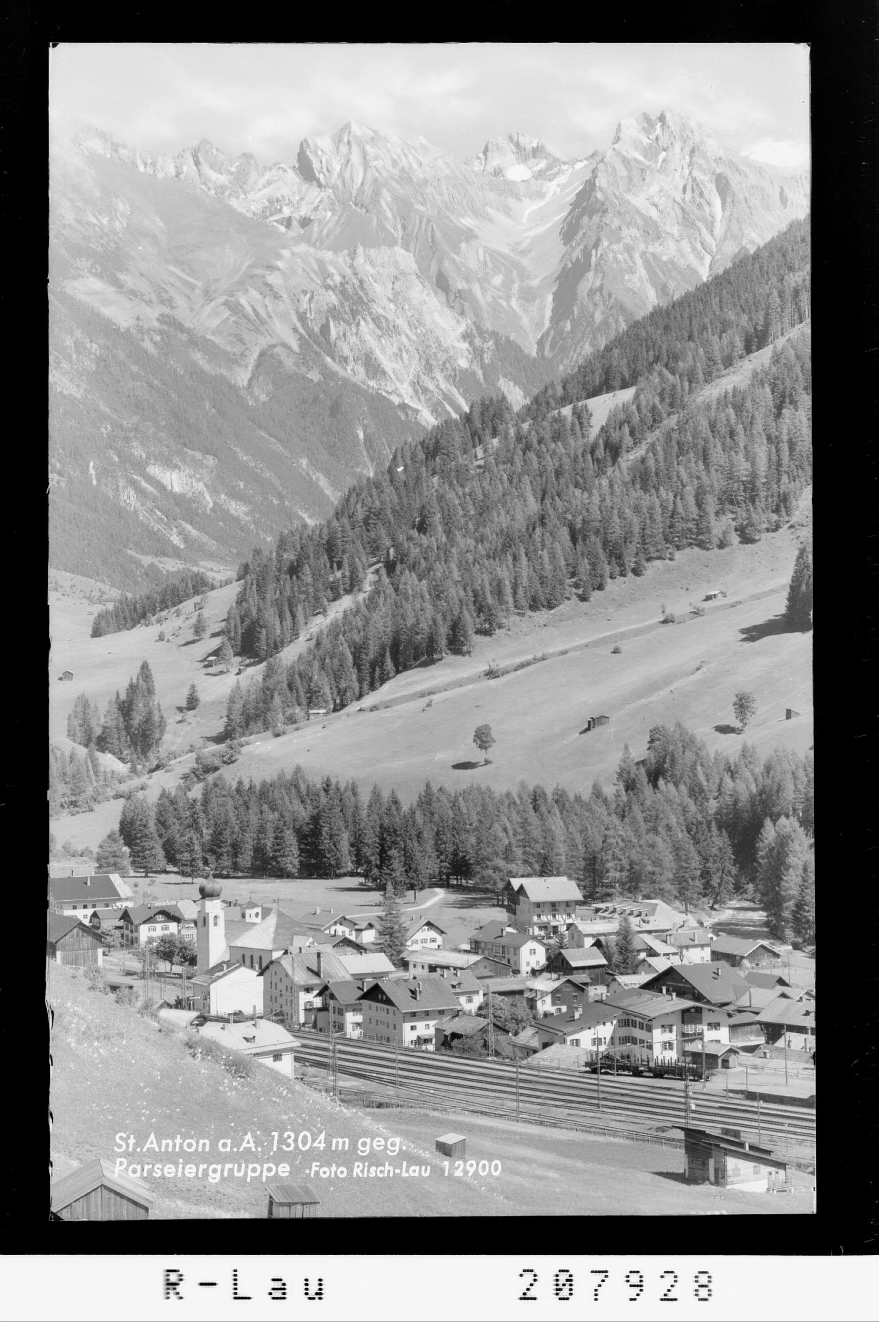 St.Anton am Arlberg 1304 m gegen Parseiergruppe></div>


    <hr>
    <div class=