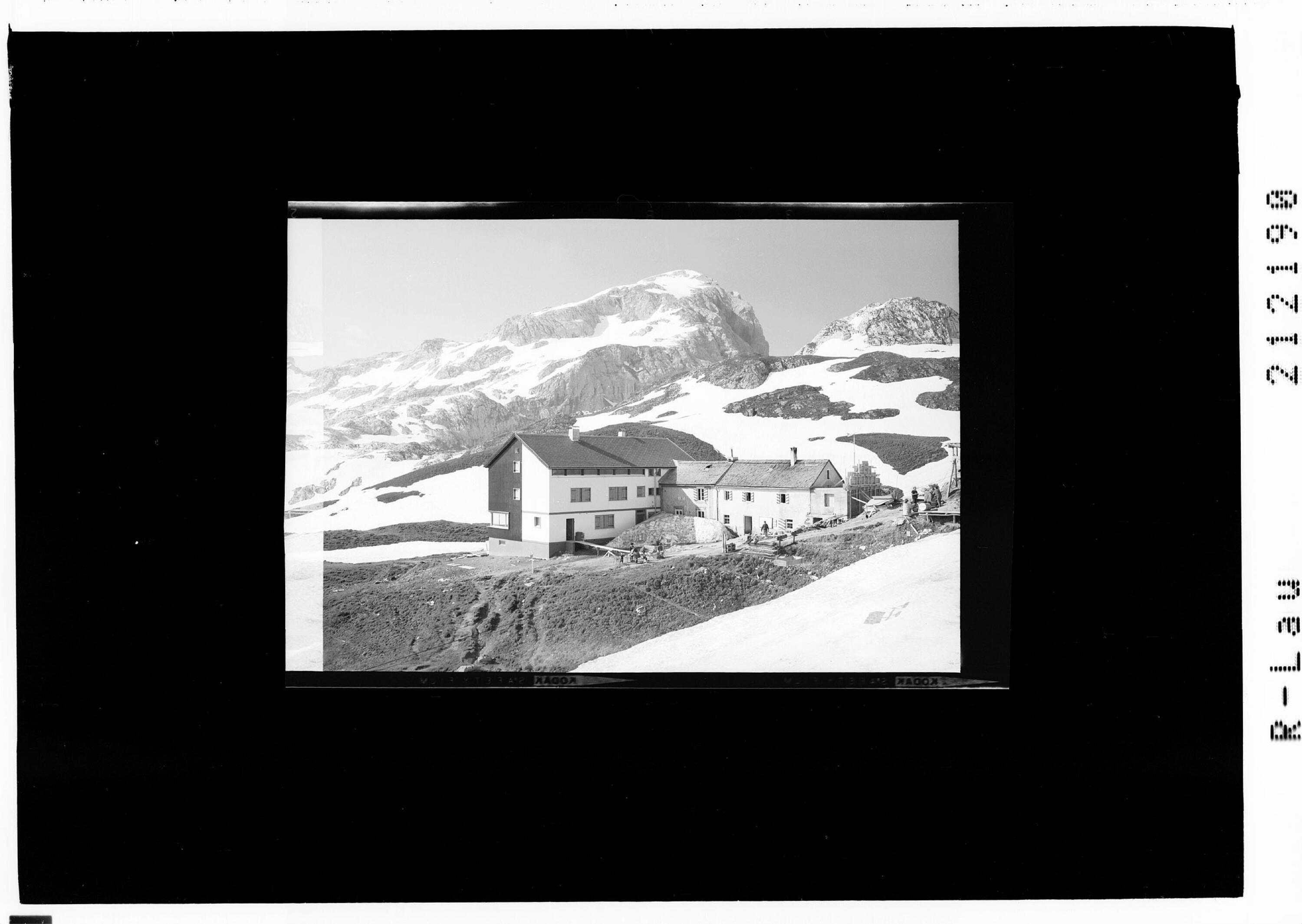 Neue Tilisunahütte 2211 m mit Weißplatte 2633 m></div>


    <hr>
    <div class=