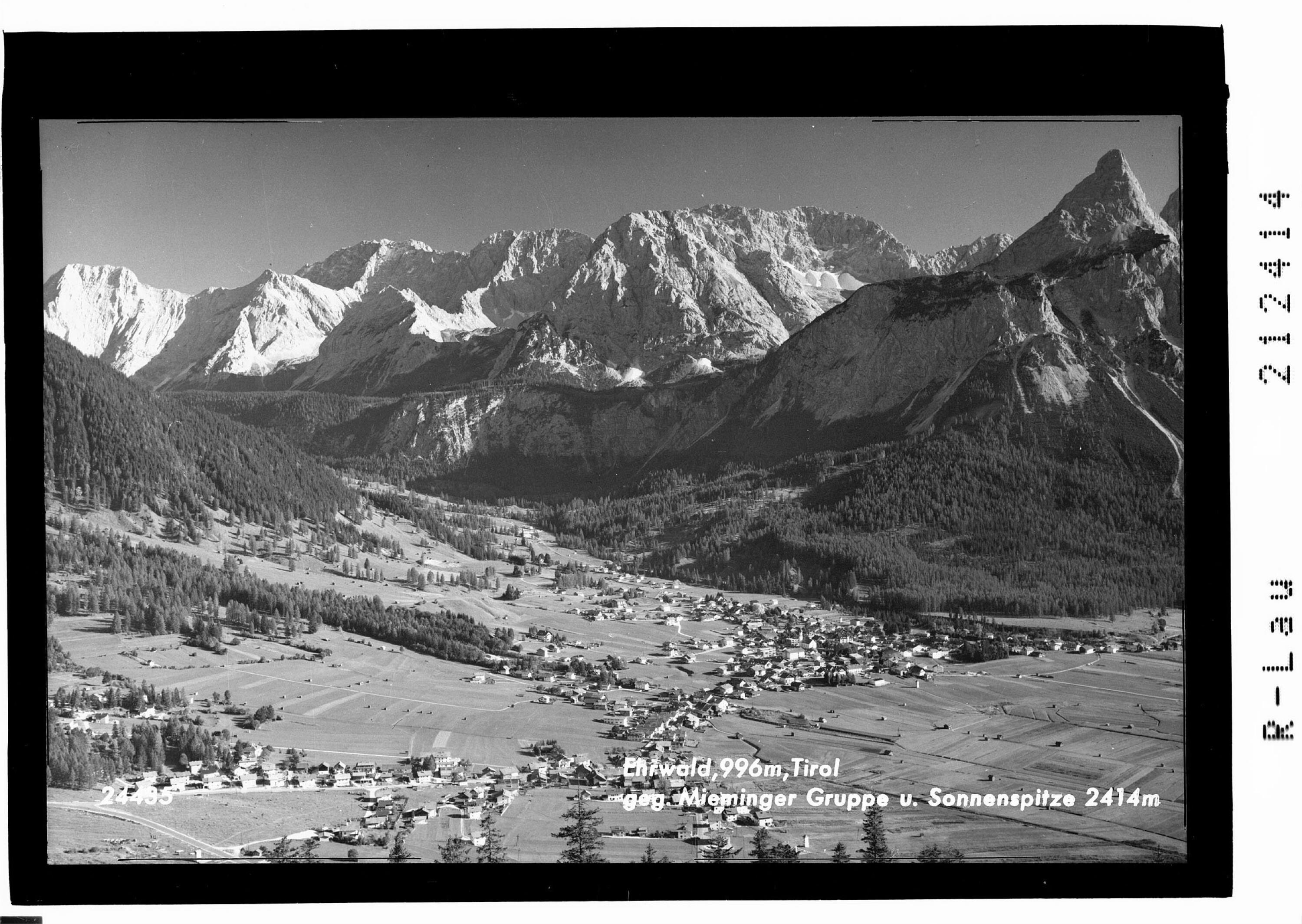 Ehrwald 996 m in Tirol gegen Mieminger Gruppe und Sonnenspitze 2414 m></div>


    <hr>
    <div class=