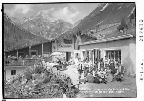 Schuhplattler - Gruppe vor der Latschenhütte 1800 m, 8 km ob Imst / Tirol - Austria von Risch-Lau