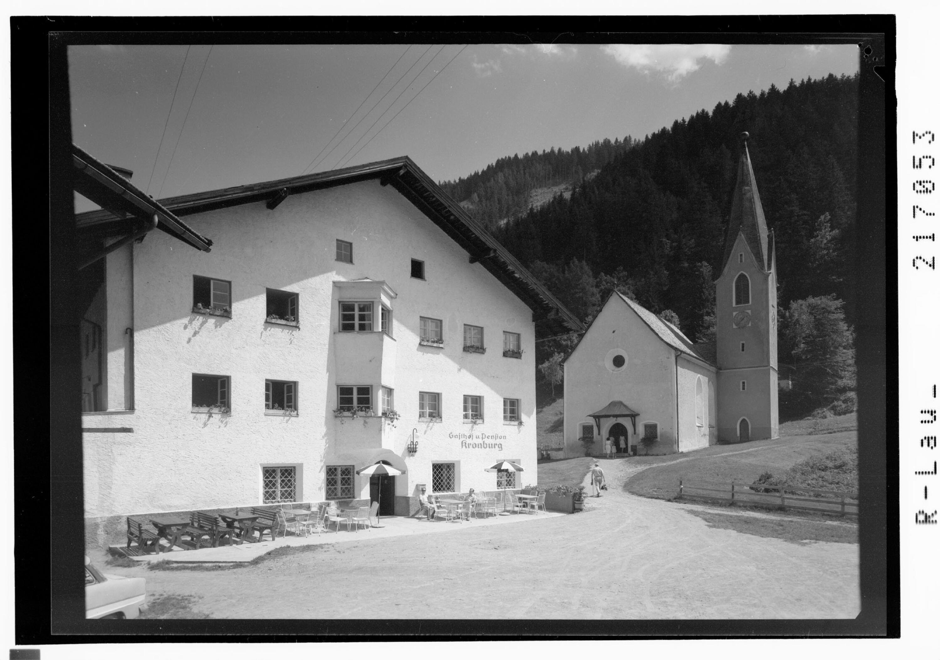 [Gasthof Kronburg und Kirche in Kronburg bei Zams / Tirol]></div>


    <hr>
    <div class=