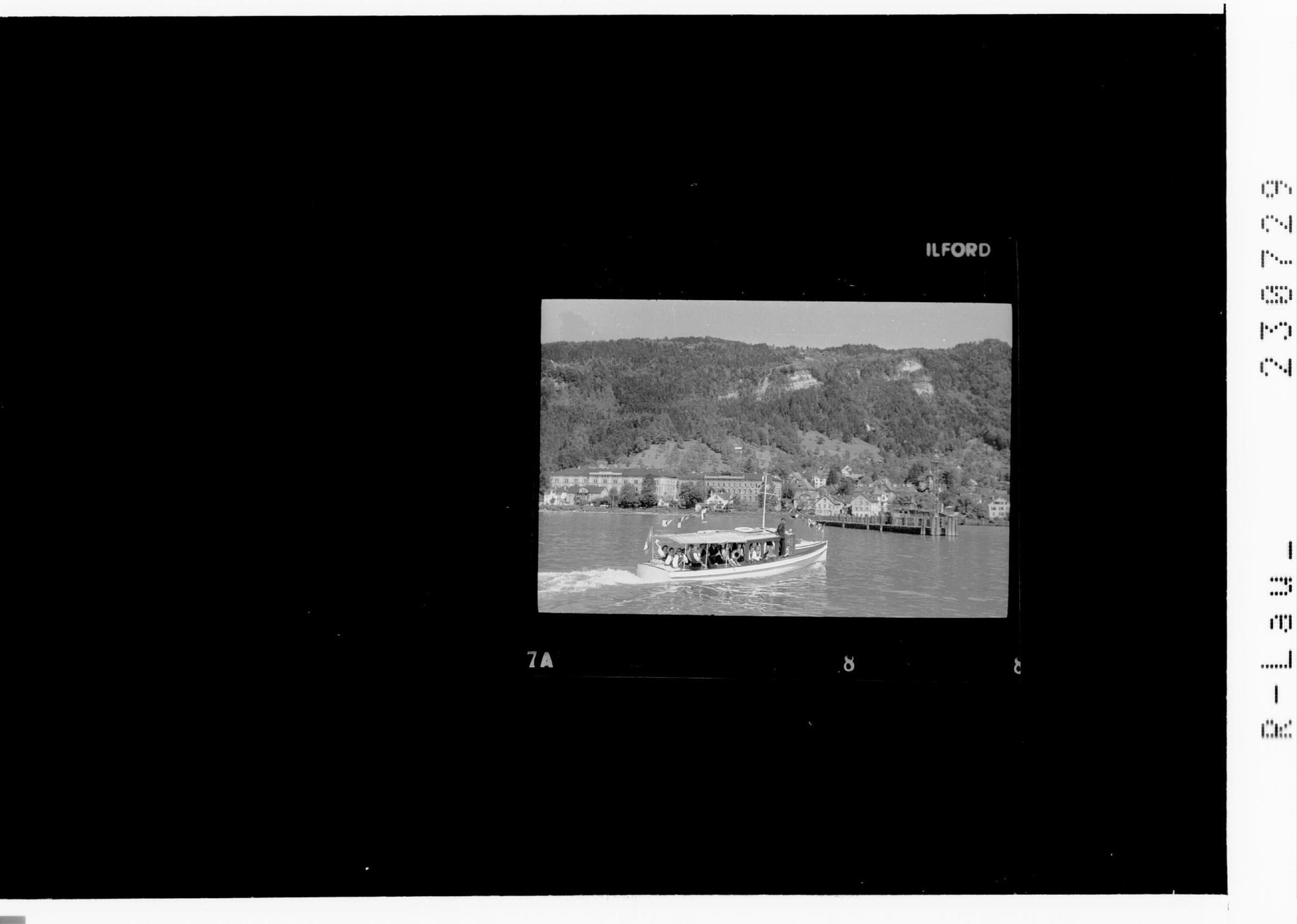 [Motorboot Brigantia auf dem Bodensee bei Bregenz mit Blick zum Pfänder]></div>


    <hr>
    <div class=