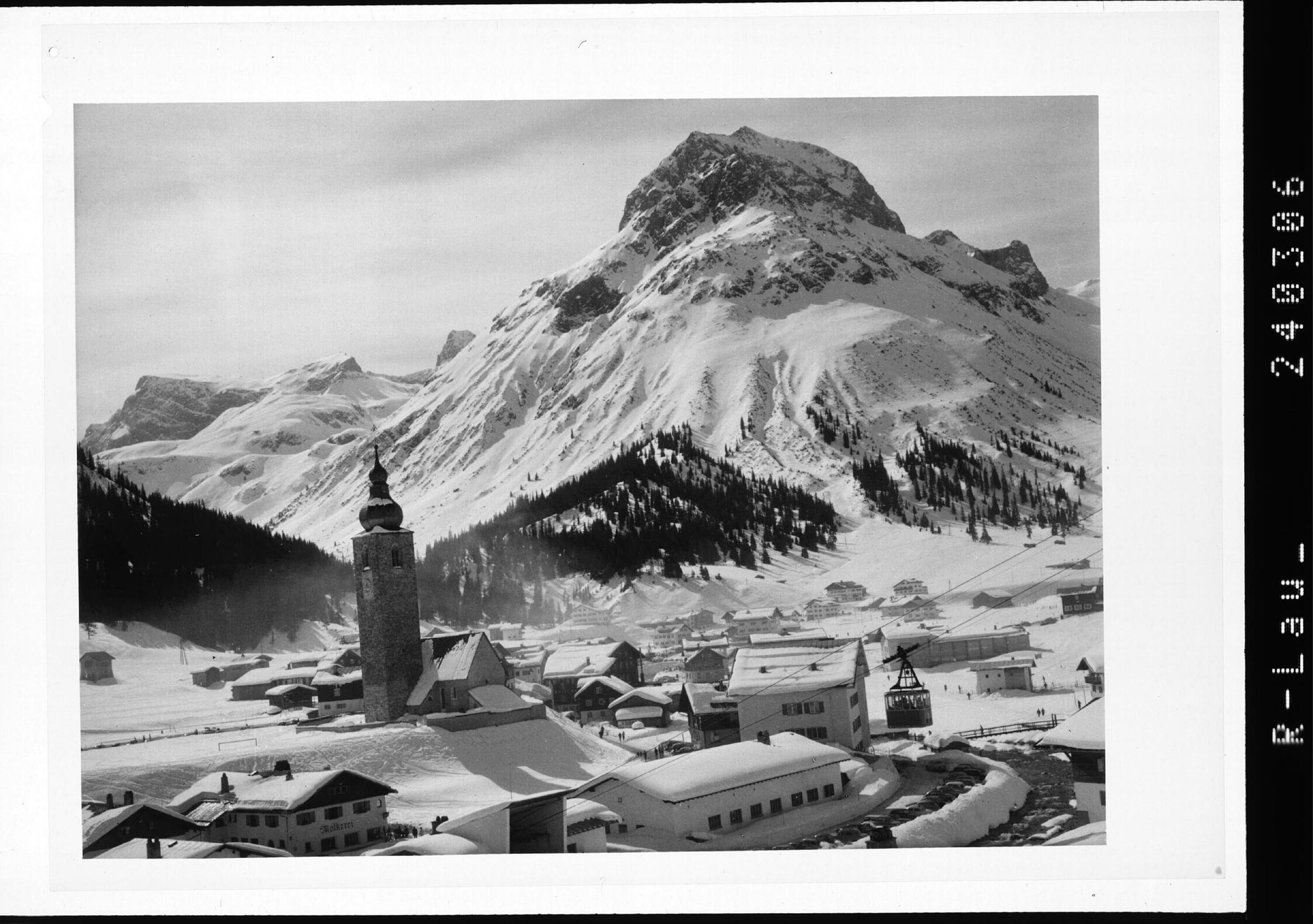 [Lech am Arlberg gegen Hasenfluh und Omeshorn / Vorarlberg]></div>


    <hr>
    <div class=