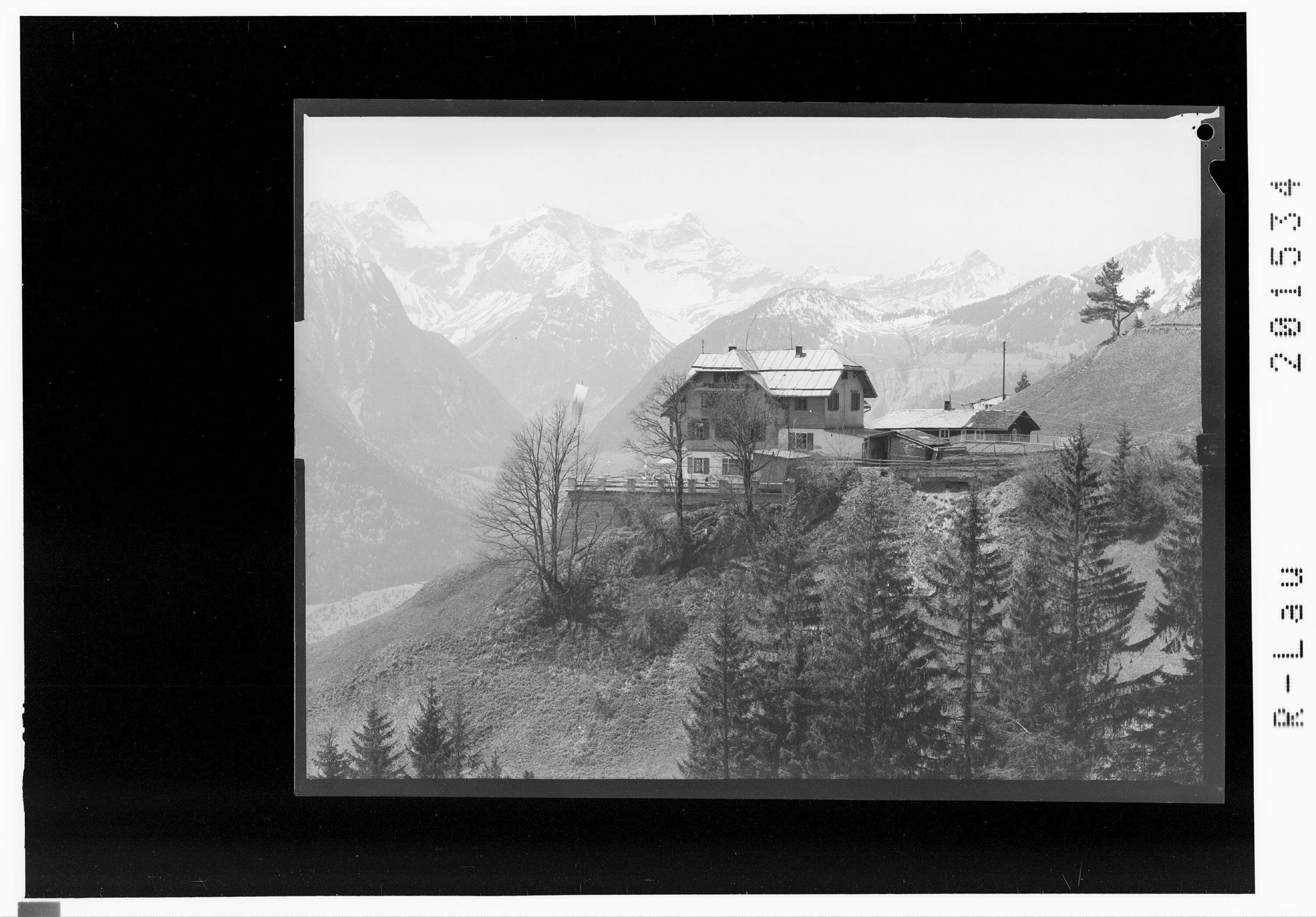 [Alpengasthaus Muttersberg gegen Scesaplana und Panüler]></div>


    <hr>
    <div class=