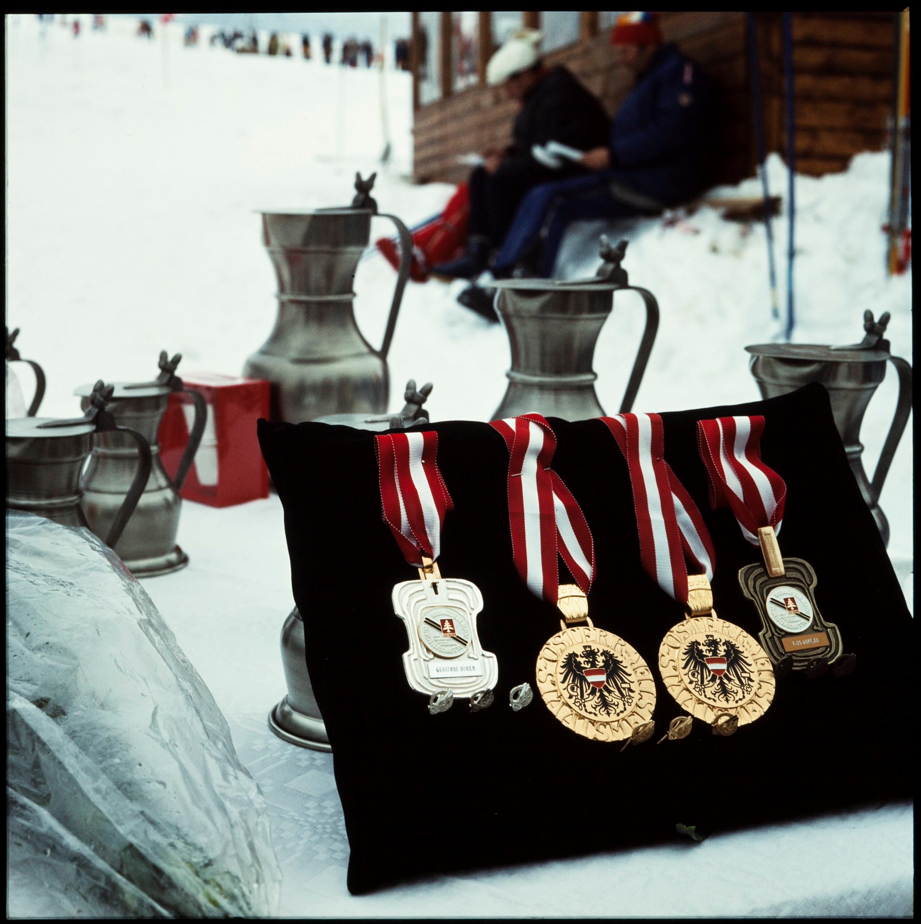 Medaillen der österr. Schimeisterschaft 1974></div>


    <hr>
    <div class=