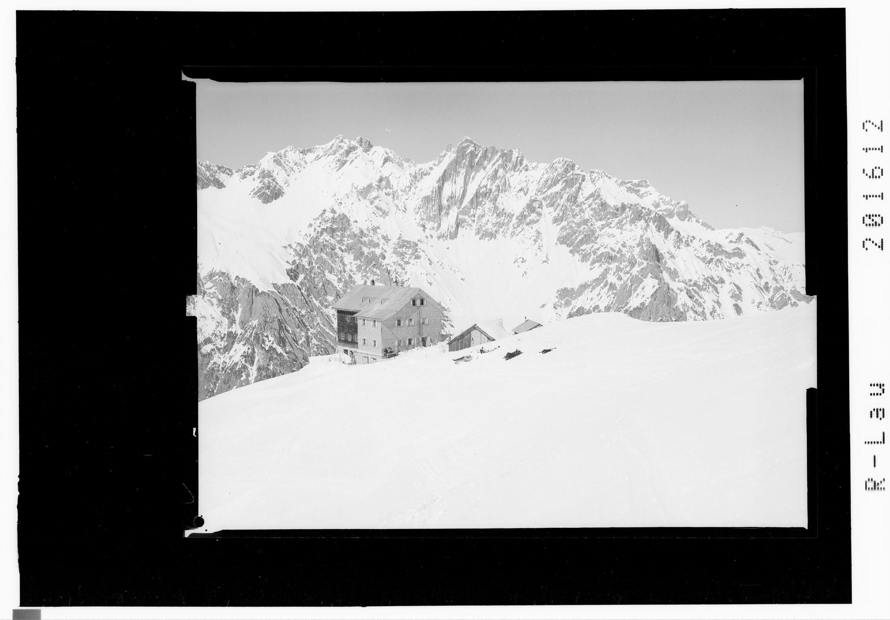 Kaltenberghütte 2100 m am Arlberg gegen Erzberg></div>


    <hr>
    <div class=