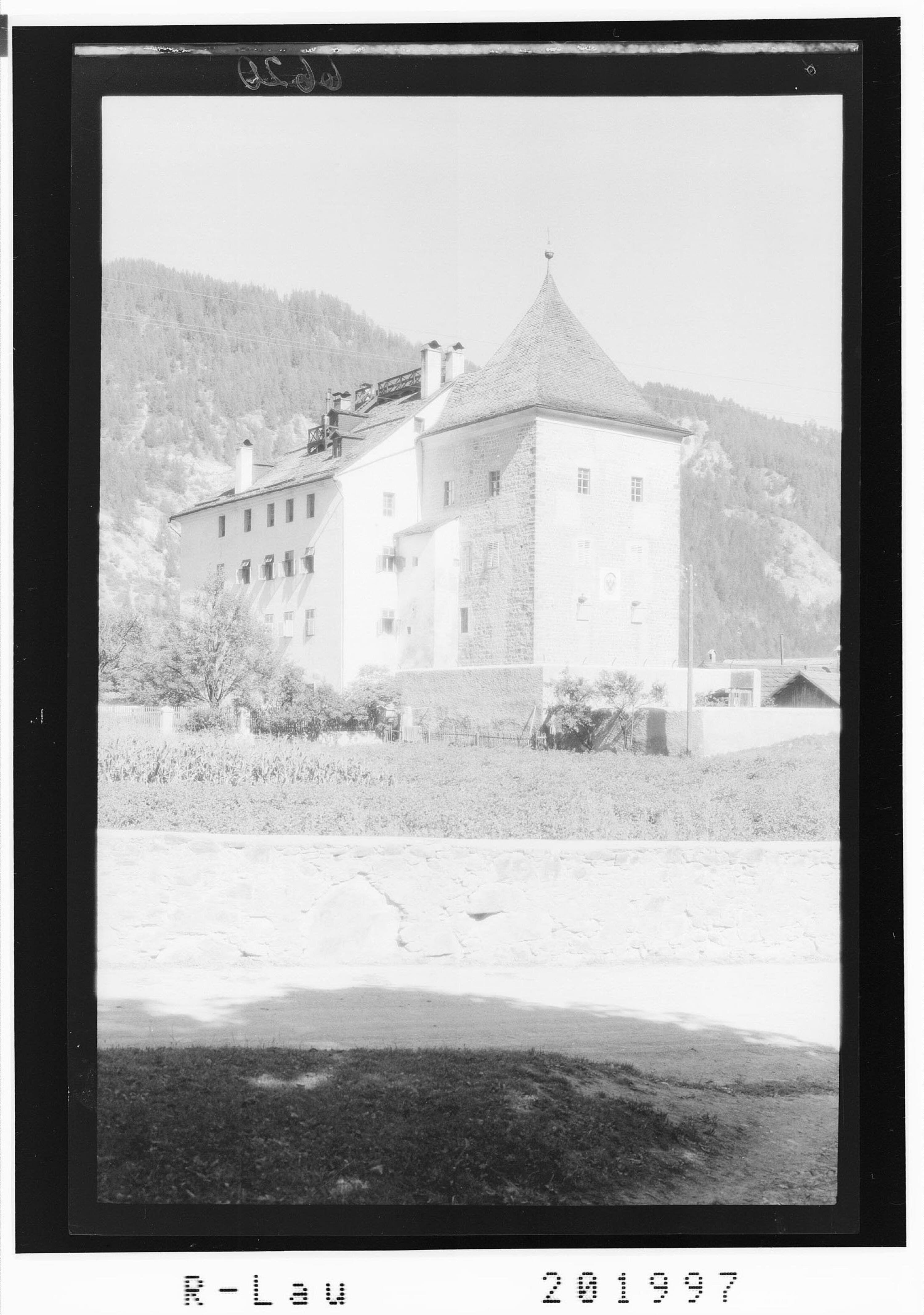 [Schloss Sigmundsried in Ried im Oberinntal / Tirol]></div>


    <hr>
    <div class=
