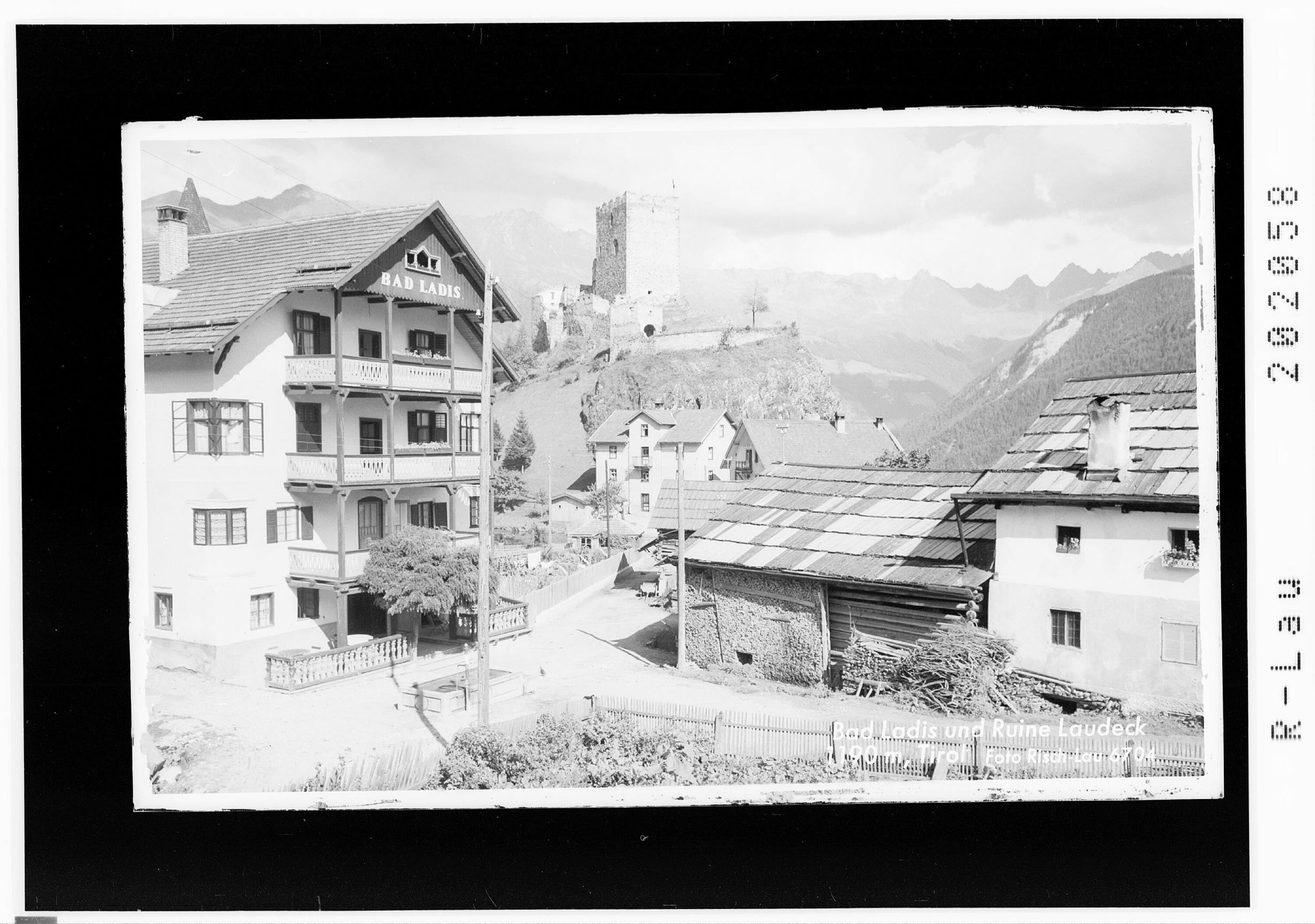 Bad Ladis und Ruine Laudegg 1190 m / Tirol></div>


    <hr>
    <div class=