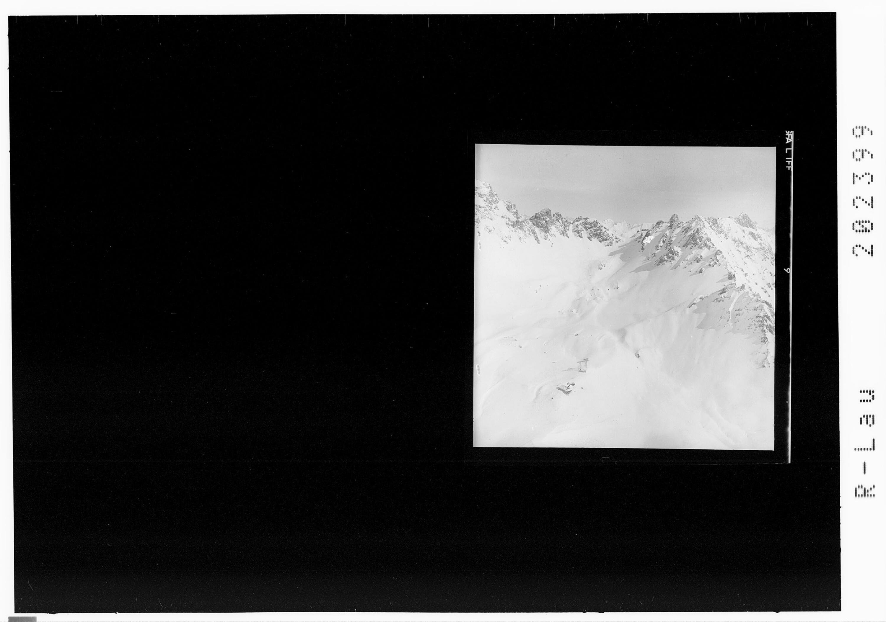 Ulmerhütte 2280 m mit Valfagehrjoch 2549 m></div>


    <hr>
    <div class=