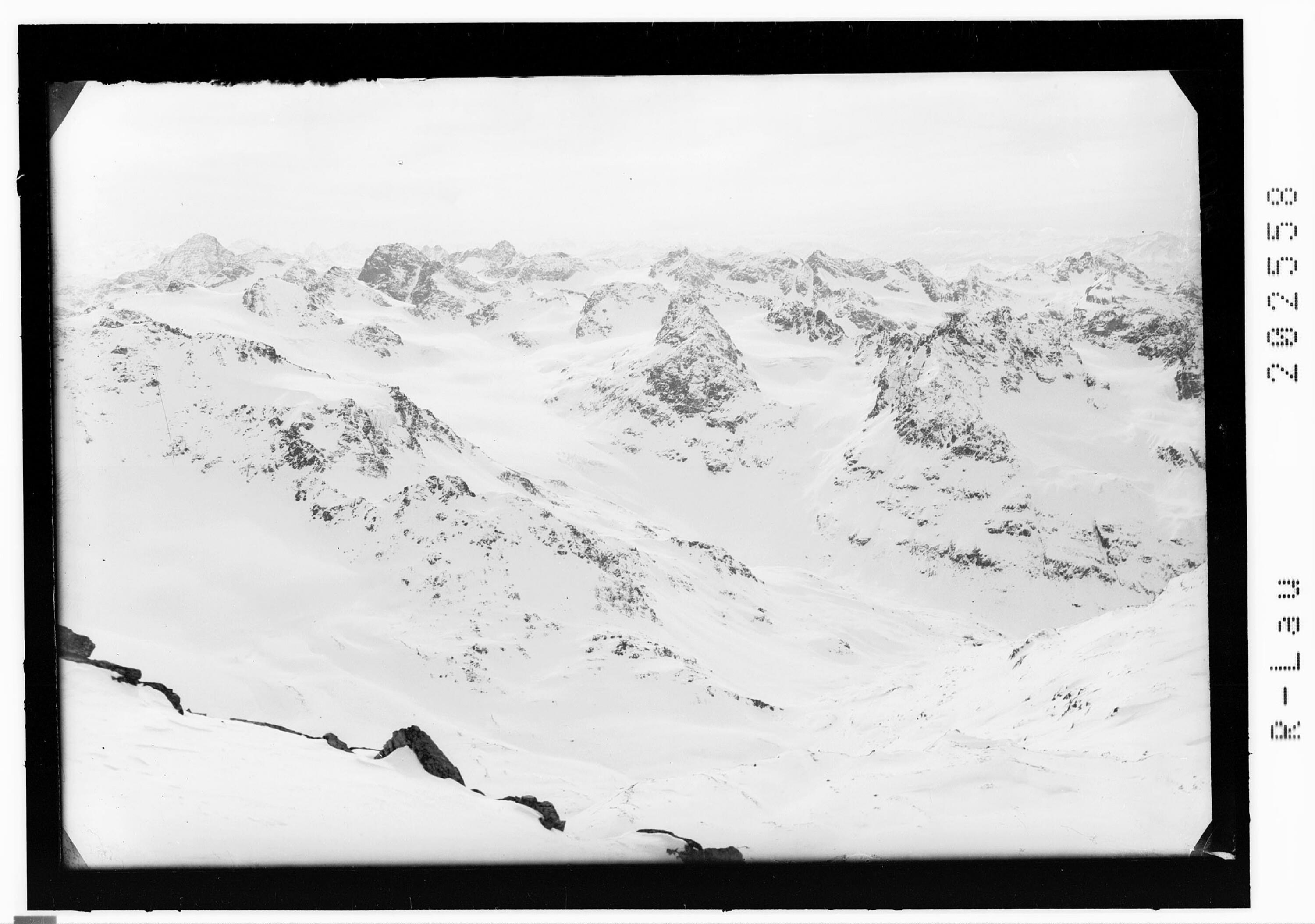 Ausblick vom Fluchthorn gegen West - Silvretta></div>


    <hr>
    <div class=