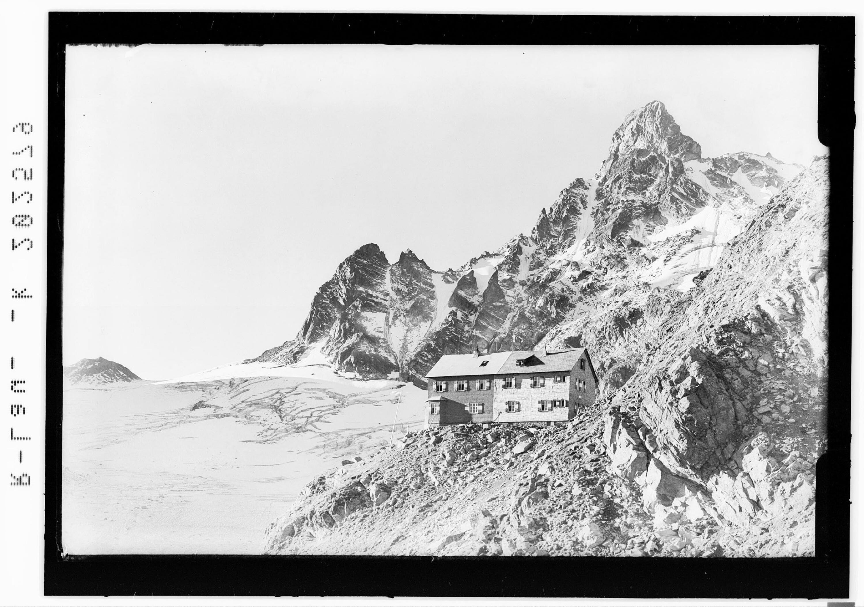 [Saarbrücker Hütte mit Grossem Litzner]></div>


    <hr>
    <div class=