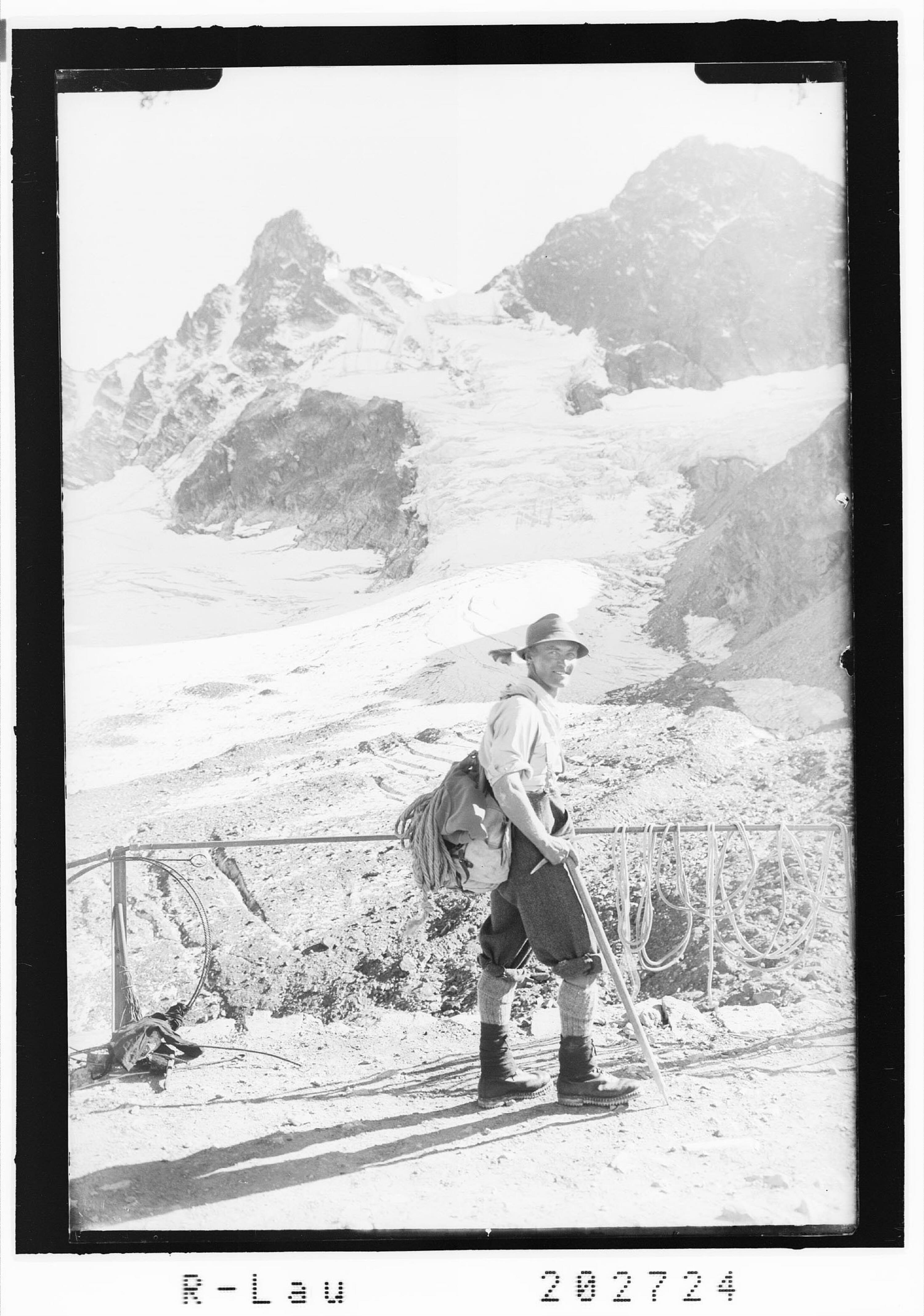 [Bergsteiger Bodlack Sepp vor der Saarbrücker Hütte mit Blick zum Grossen Litzner und zum Grosses Seehorn]></div>


    <hr>
    <div class=