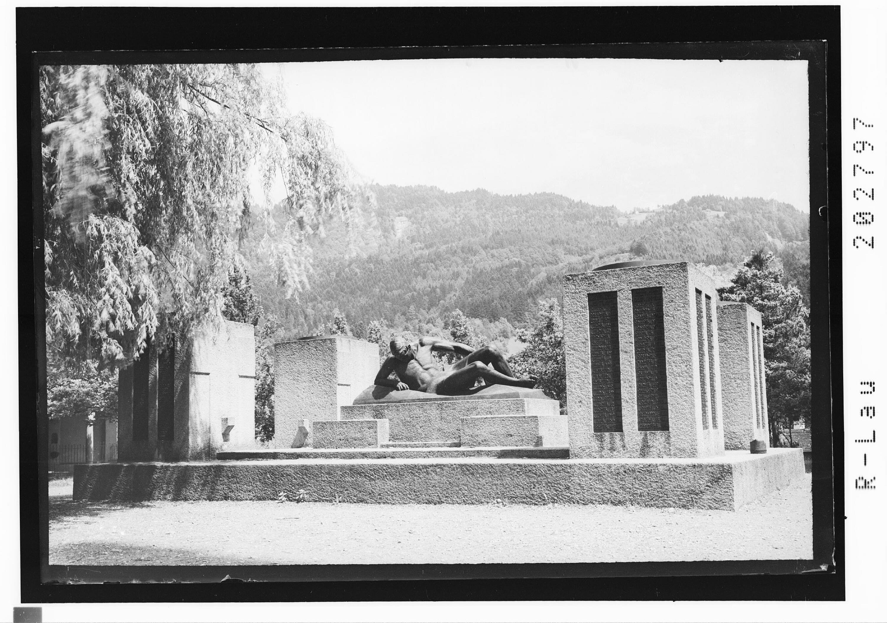 [Kriegerdenkmal in Bregenz]></div>


    <hr>
    <div class=