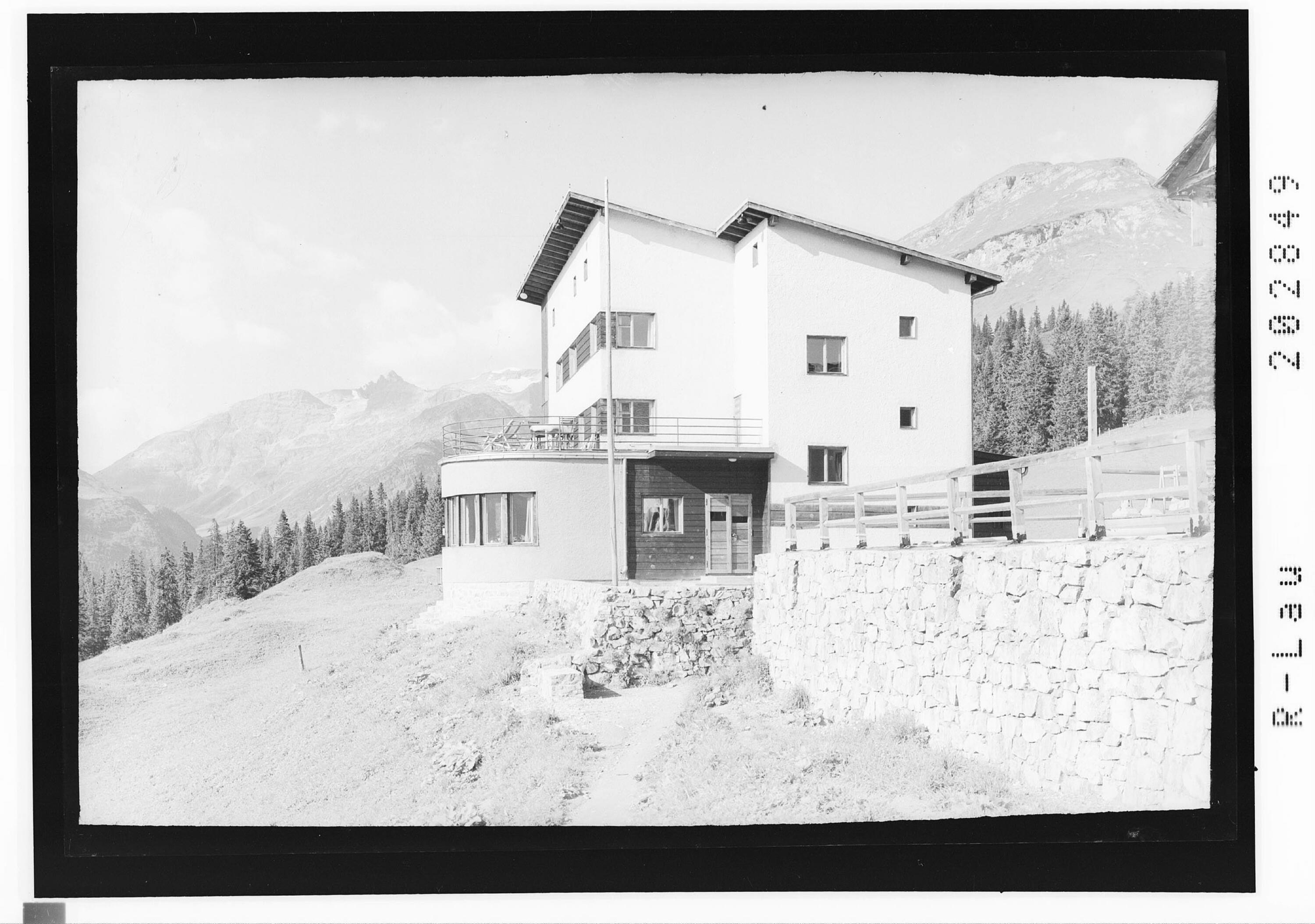 [Oberlech / Hotel Goldener Berg gegen Spuller Schafberg]></div>


    <hr>
    <div class=