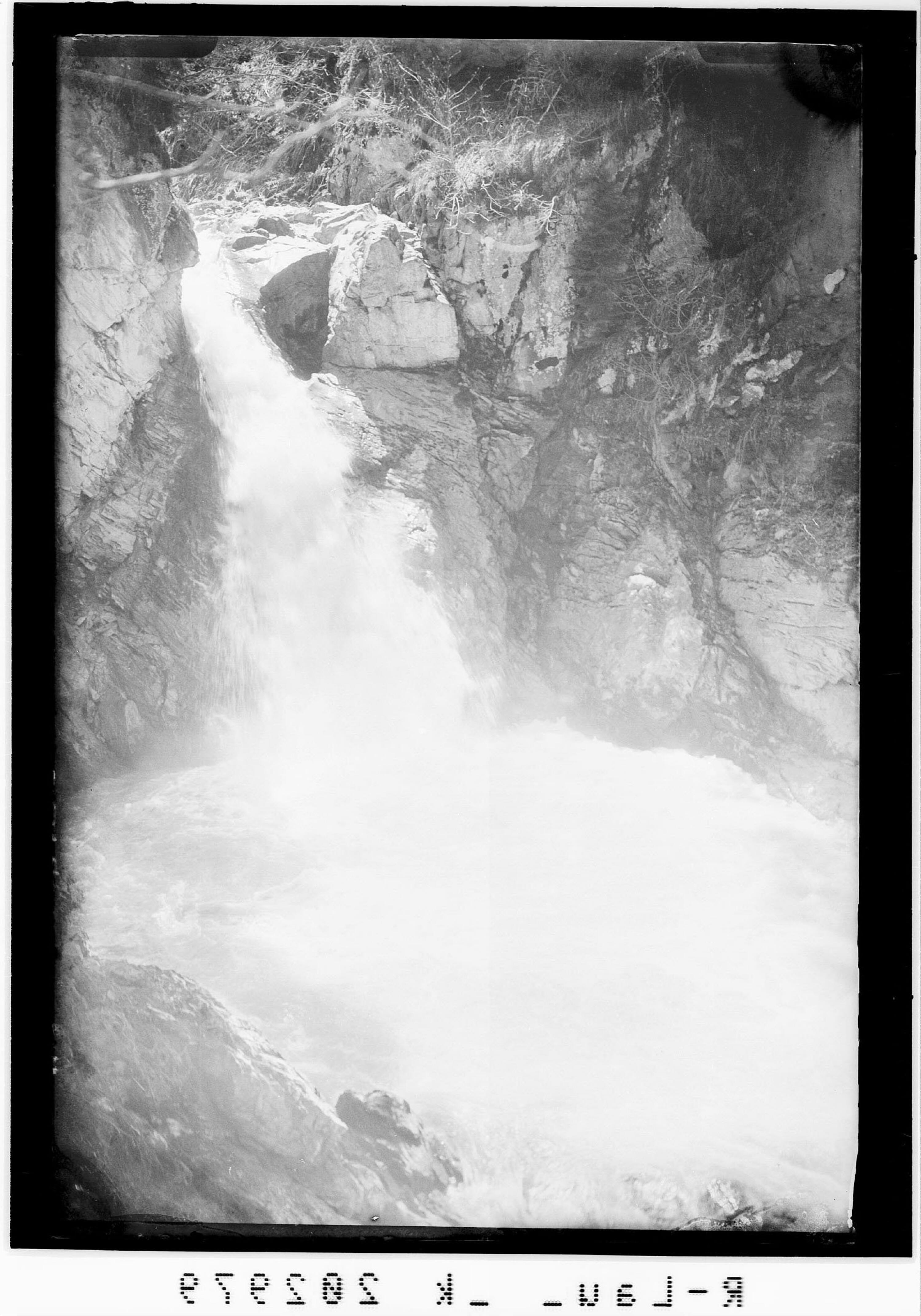 [Wasserfall in der Fimberschlucht im Paznaun in Tirol]></div>


    <hr>
    <div class=
