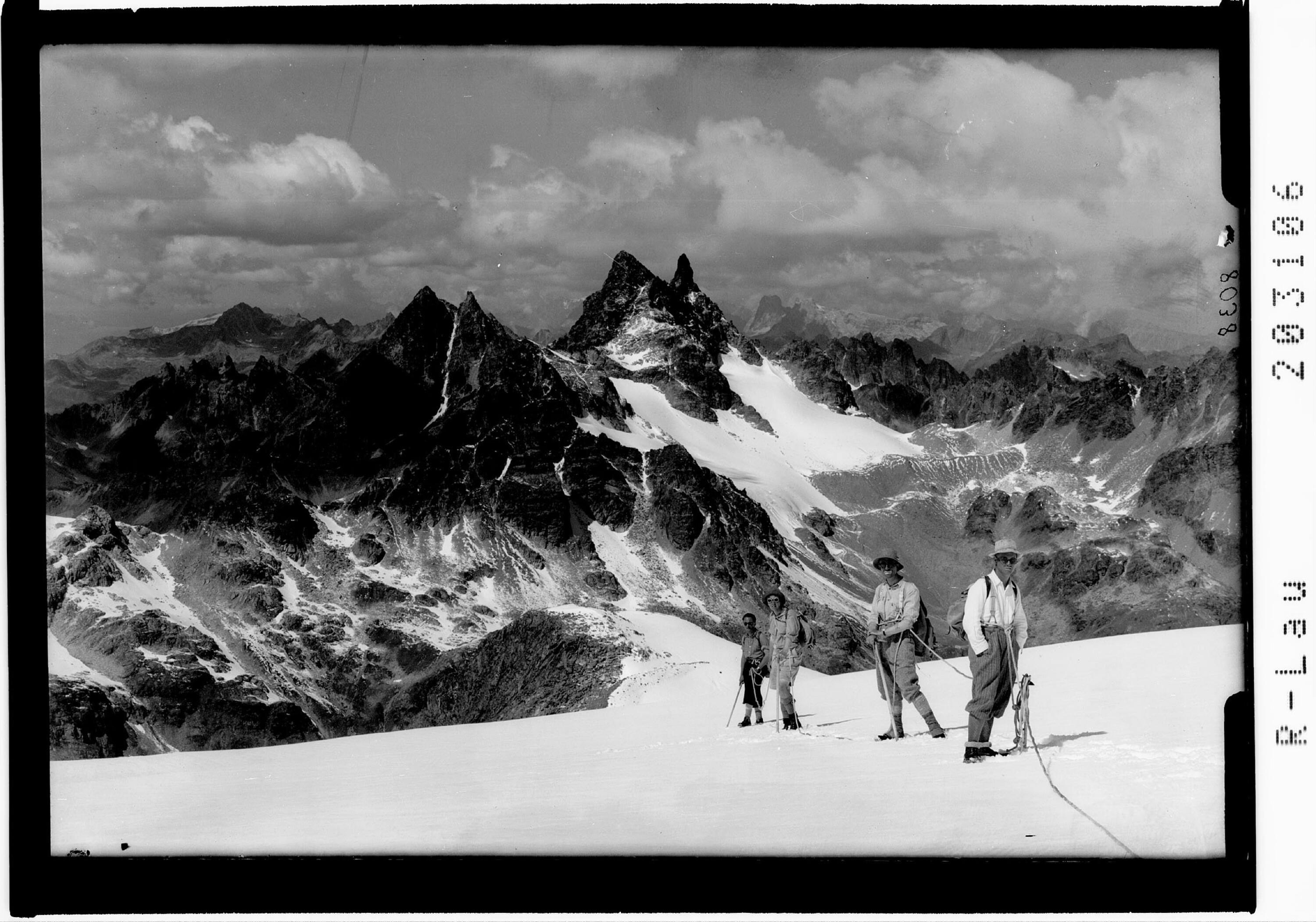 [Aufstieg zur Schneeglocke / Blick vom Klostertaler Gletscher gegen die Litznergruppe mit Grossen Seehorn und Grossem Litzner]></div>


    <hr>
    <div class=