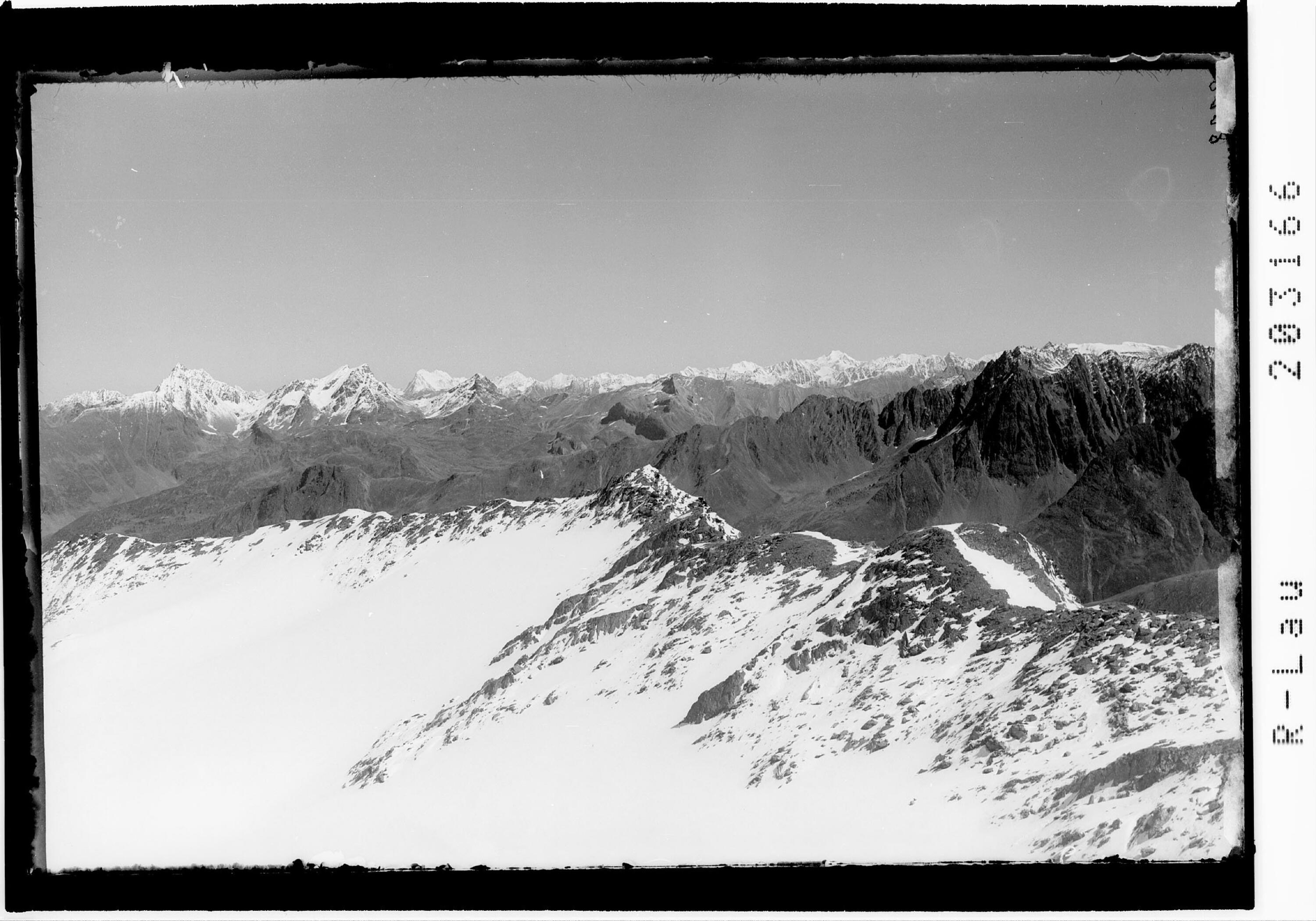 [Blick von der Fädnerspitze gegen Samnaungruppe und Ötztaler Alpen]></div>


    <hr>
    <div class=