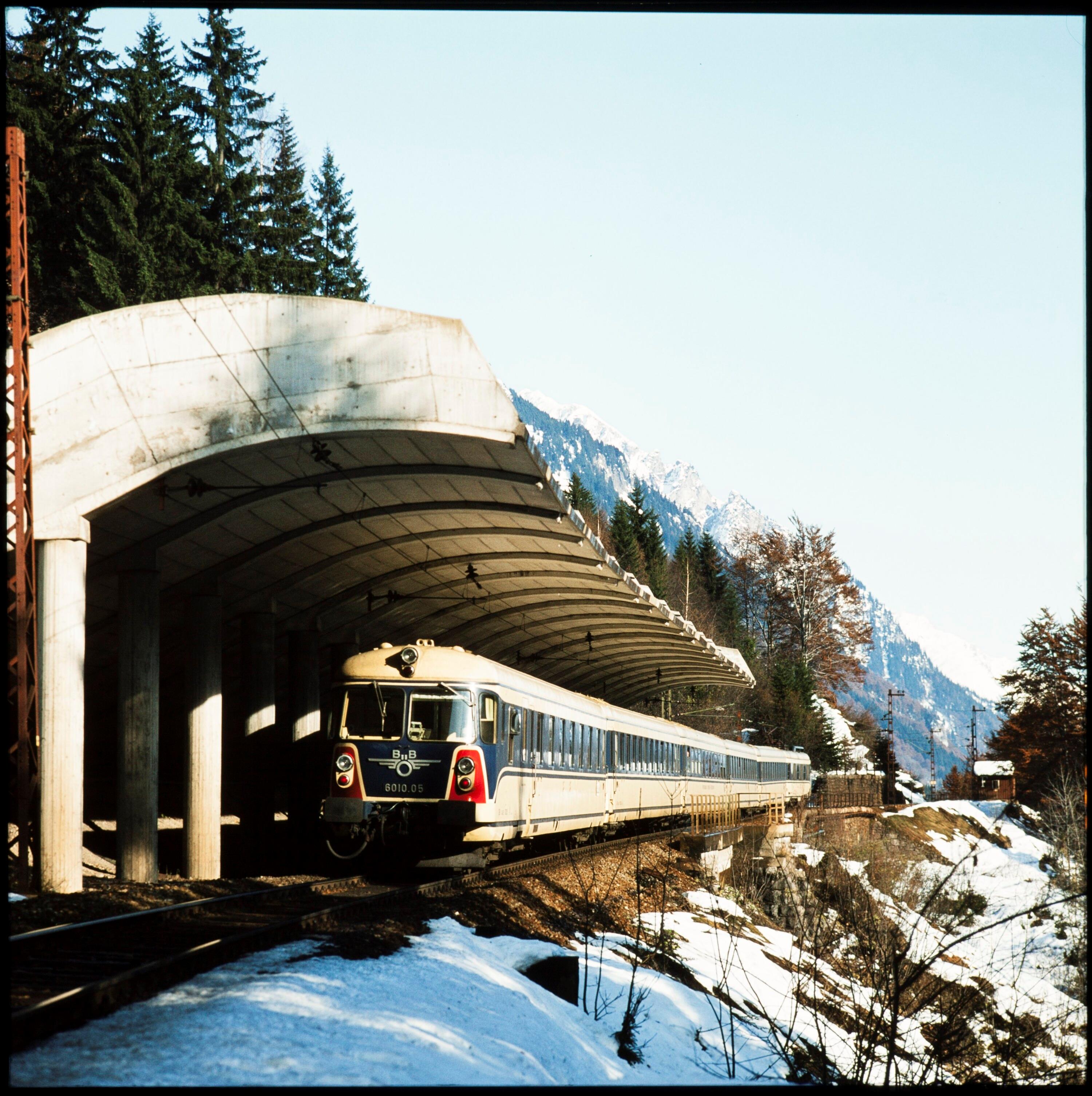 Arlbergbahn, Lawinenverbauung></div>


    <hr>
    <div class=