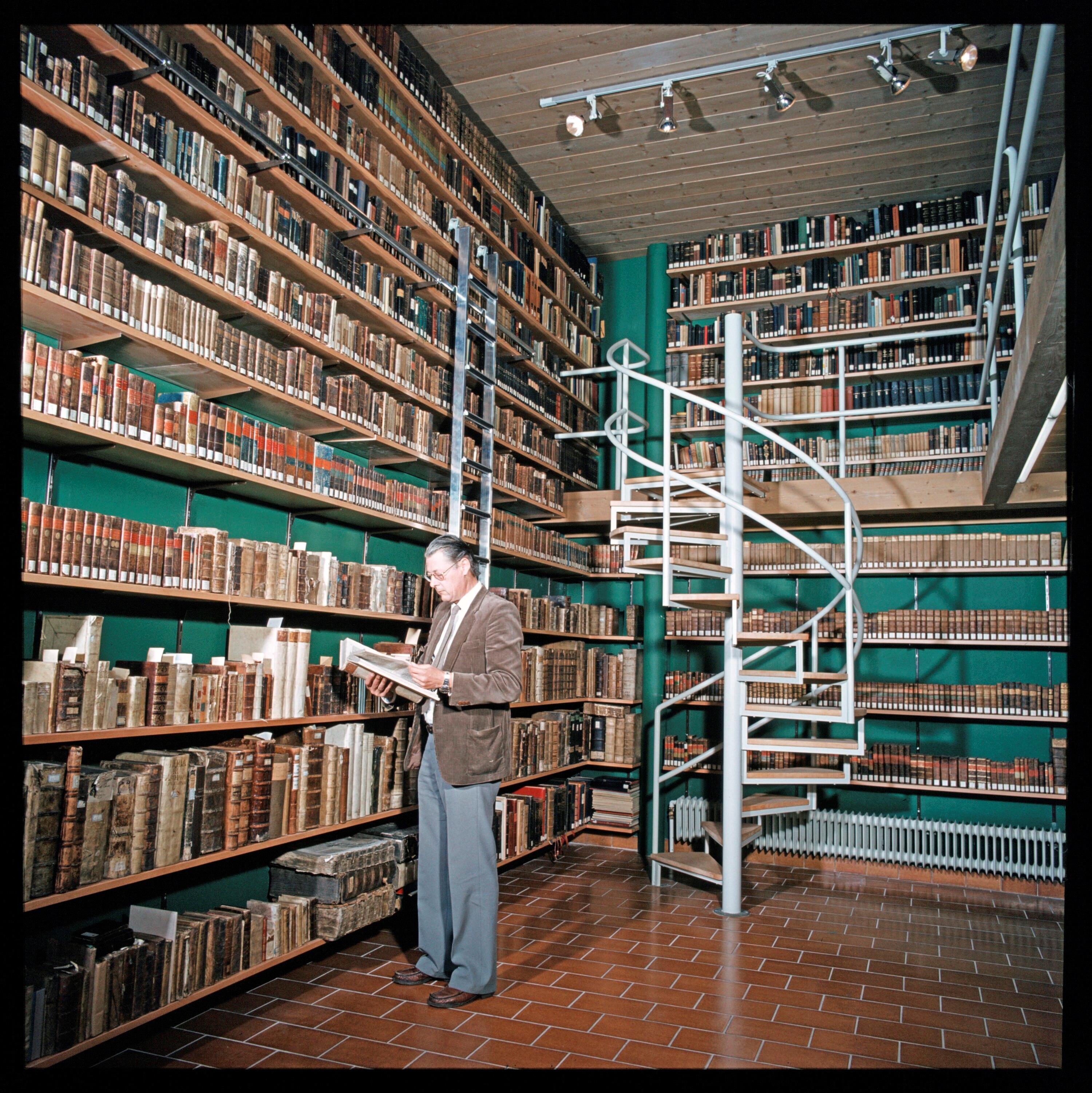 Landesbibliothek in der Kirchstrasse></div>


    <hr>
    <div class=