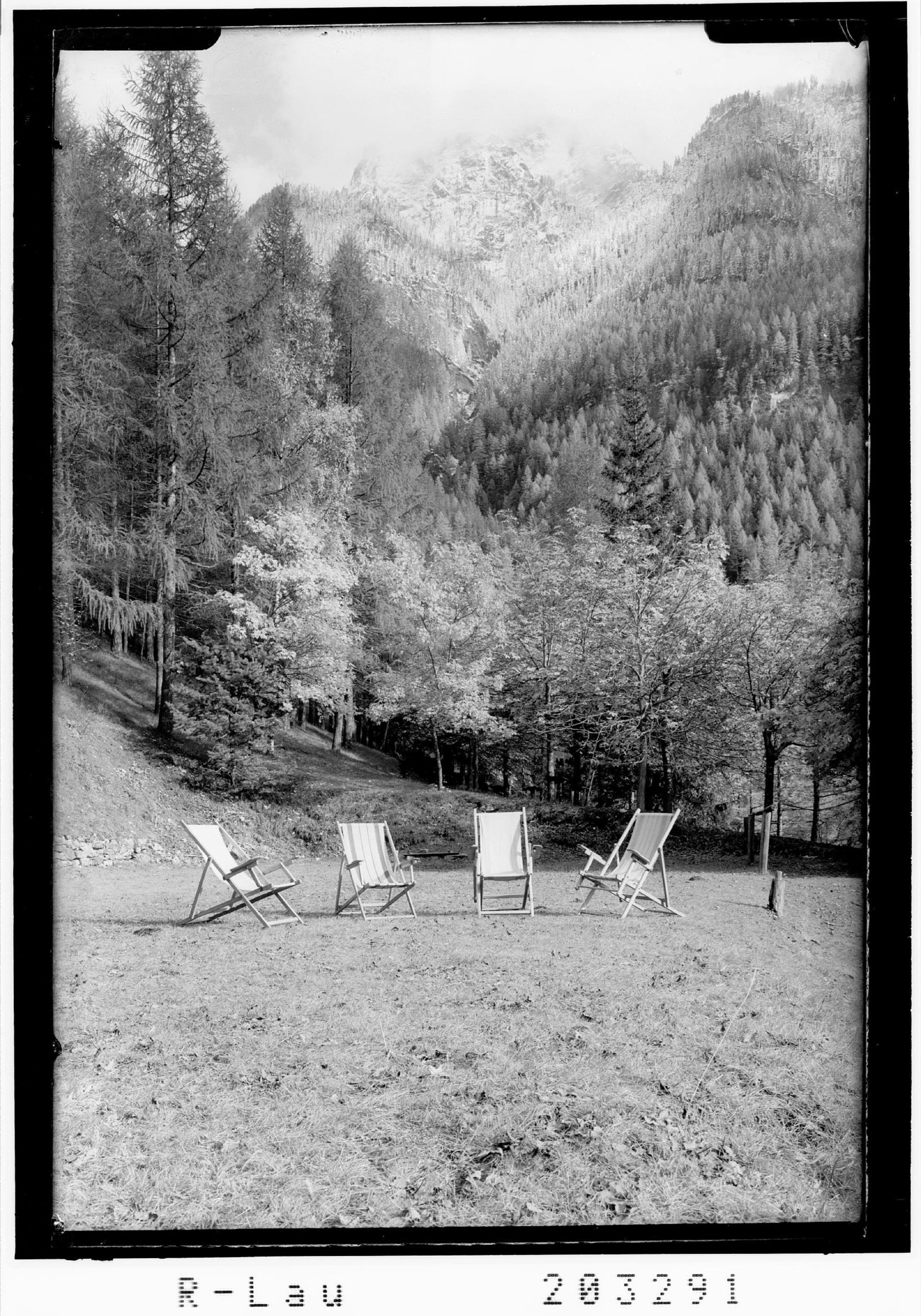 [Liegeplatz im Park des Hotel Hochfinstermünz gegen Fluchtwand]></div>


    <hr>
    <div class=