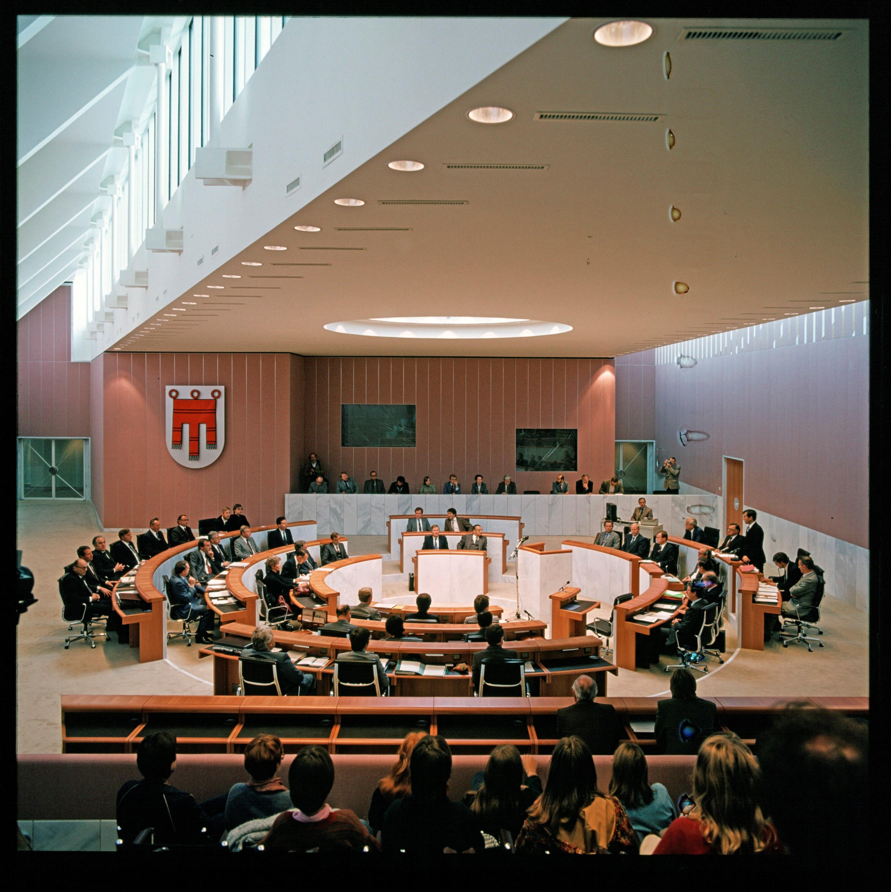 Landtag - 1. Sitzung im neuen Haus></div>


    <hr>
    <div class=