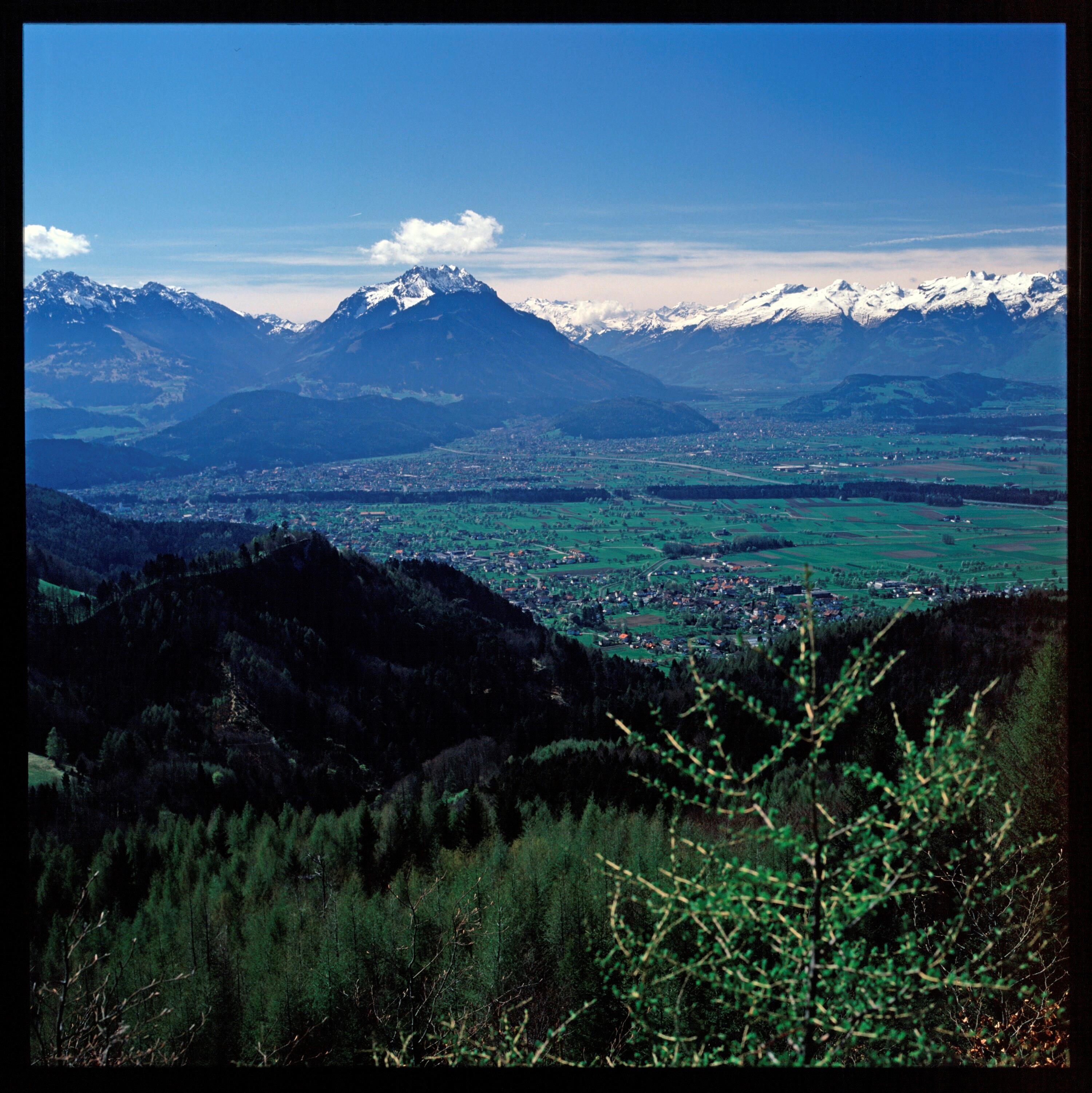 [Blick von Fraxern über das Rheintal zu den Schweizer Bergen]></div>


    <hr>
    <div class=