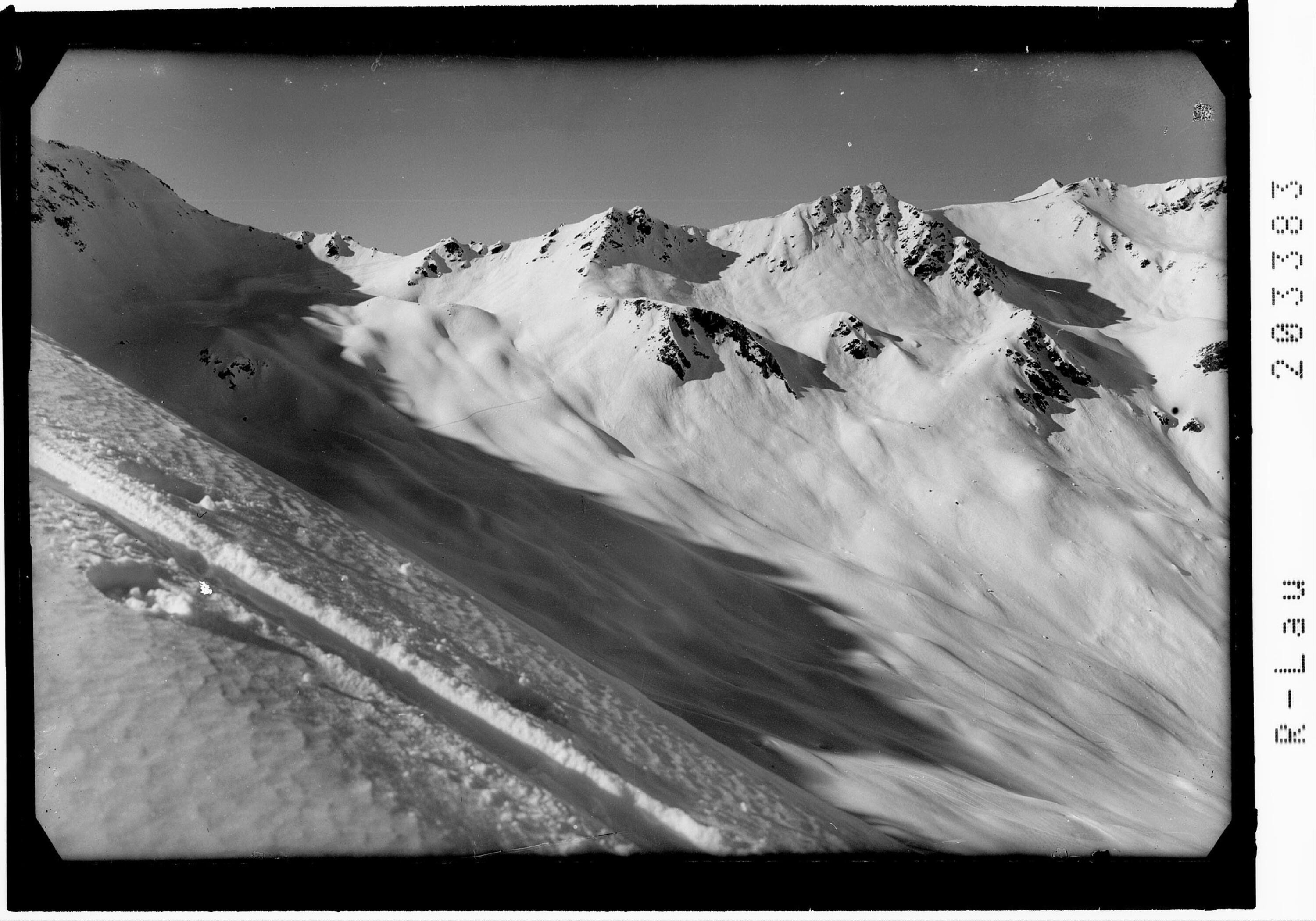 [Blick zum St.Antönierjoch und Riedkopf]></div>


    <hr>
    <div class=