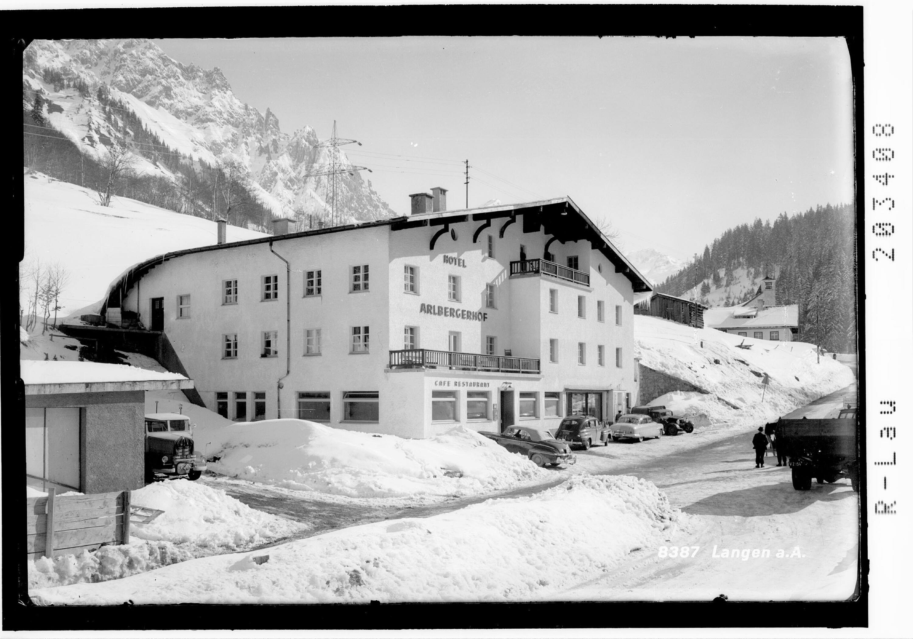 [Hotel Arlbergerhof in Langen am Arlberg]></div>


    <hr>
    <div class=