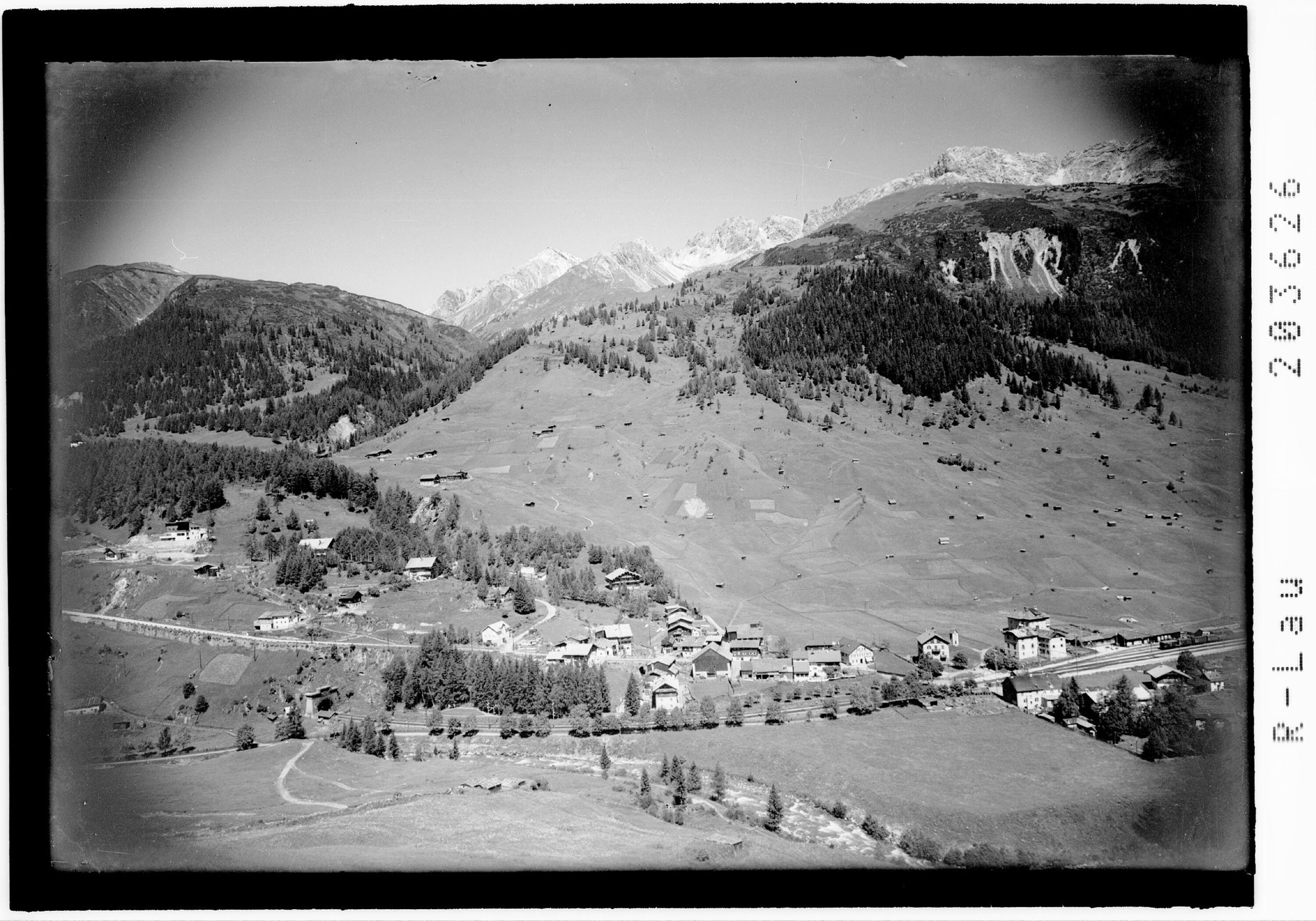 [St.Anton am Arlberg gegen Weißschrofenspitze und Stanskogel]></div>


    <hr>
    <div class=