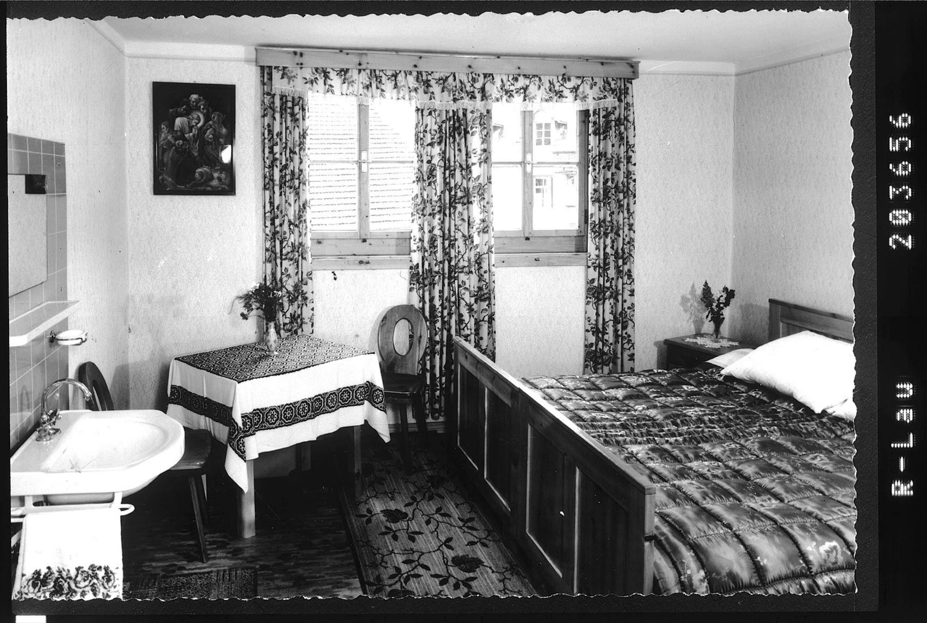 [Schlafzimmer in der Pension Rose in Prutz / Tirol]></div>


    <hr>
    <div class=