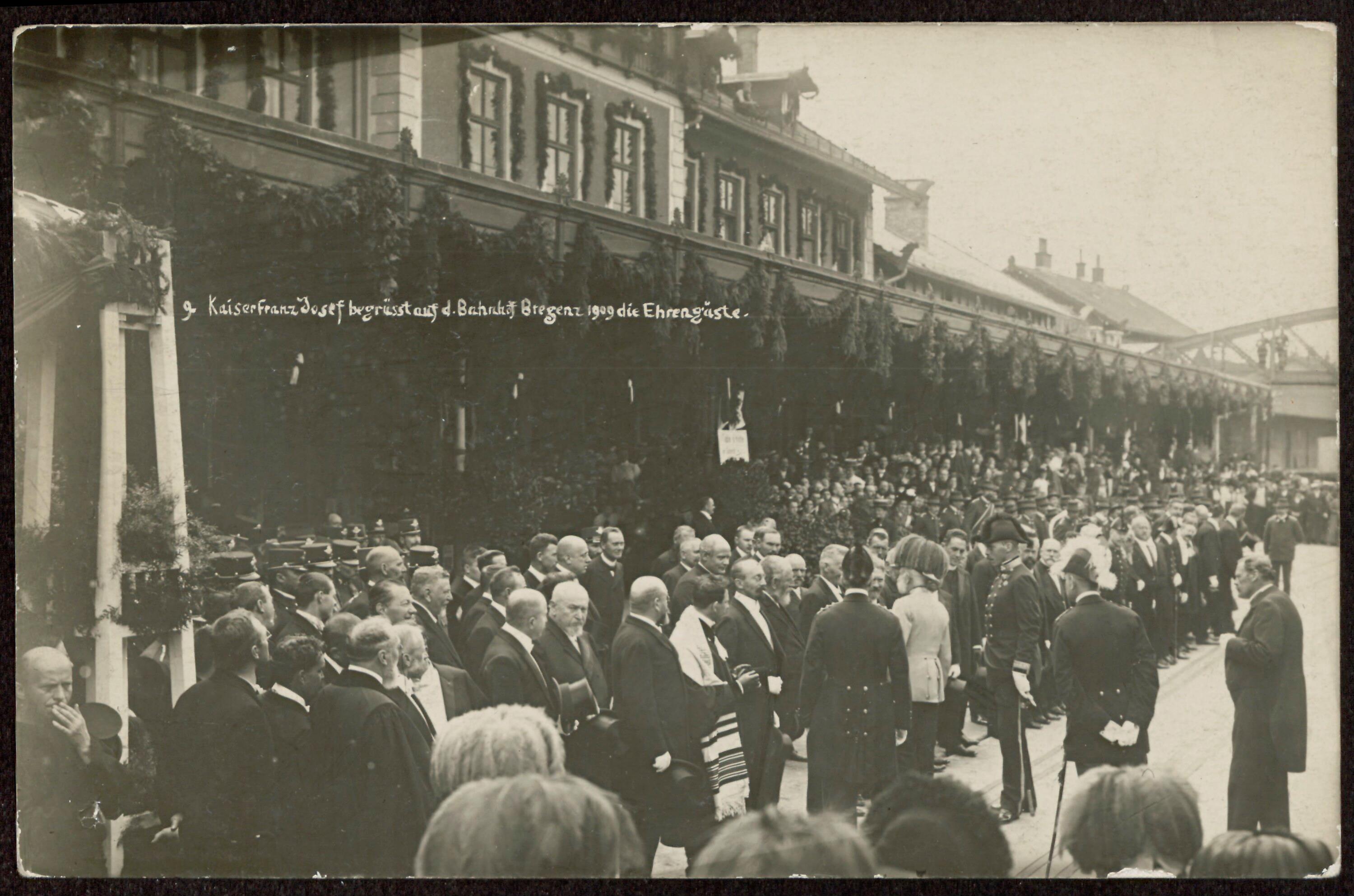 Kaiser Franz Josef I. begrüsst auf d. Bahnhof Bregenz 1909 die Ehrengäste></div>


    <hr>
    <div class=