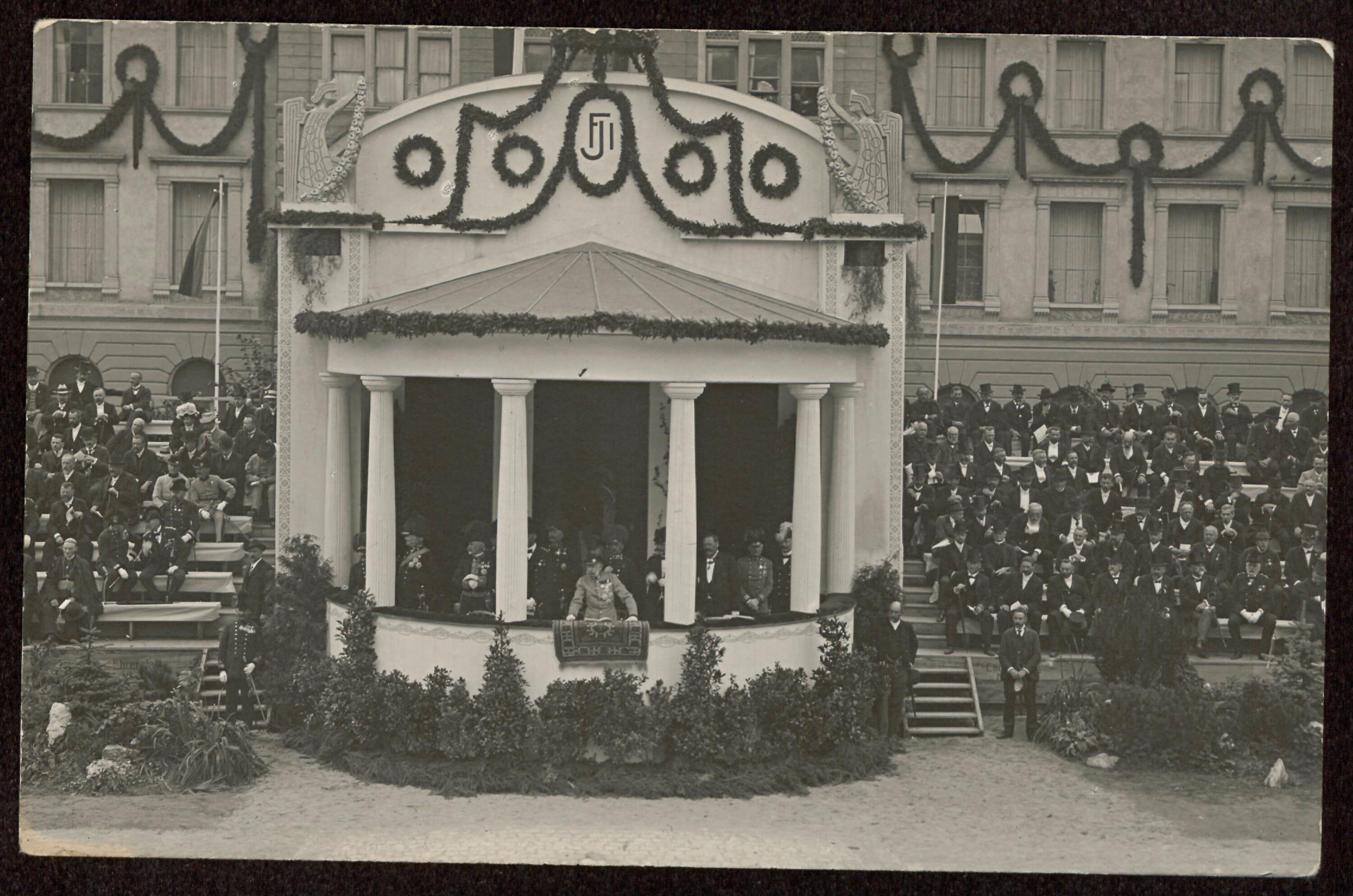 [Kaiser Franz Josef I. und die Ehrengäste 1909 in Bregenz]></div>


    <hr>
    <div class=