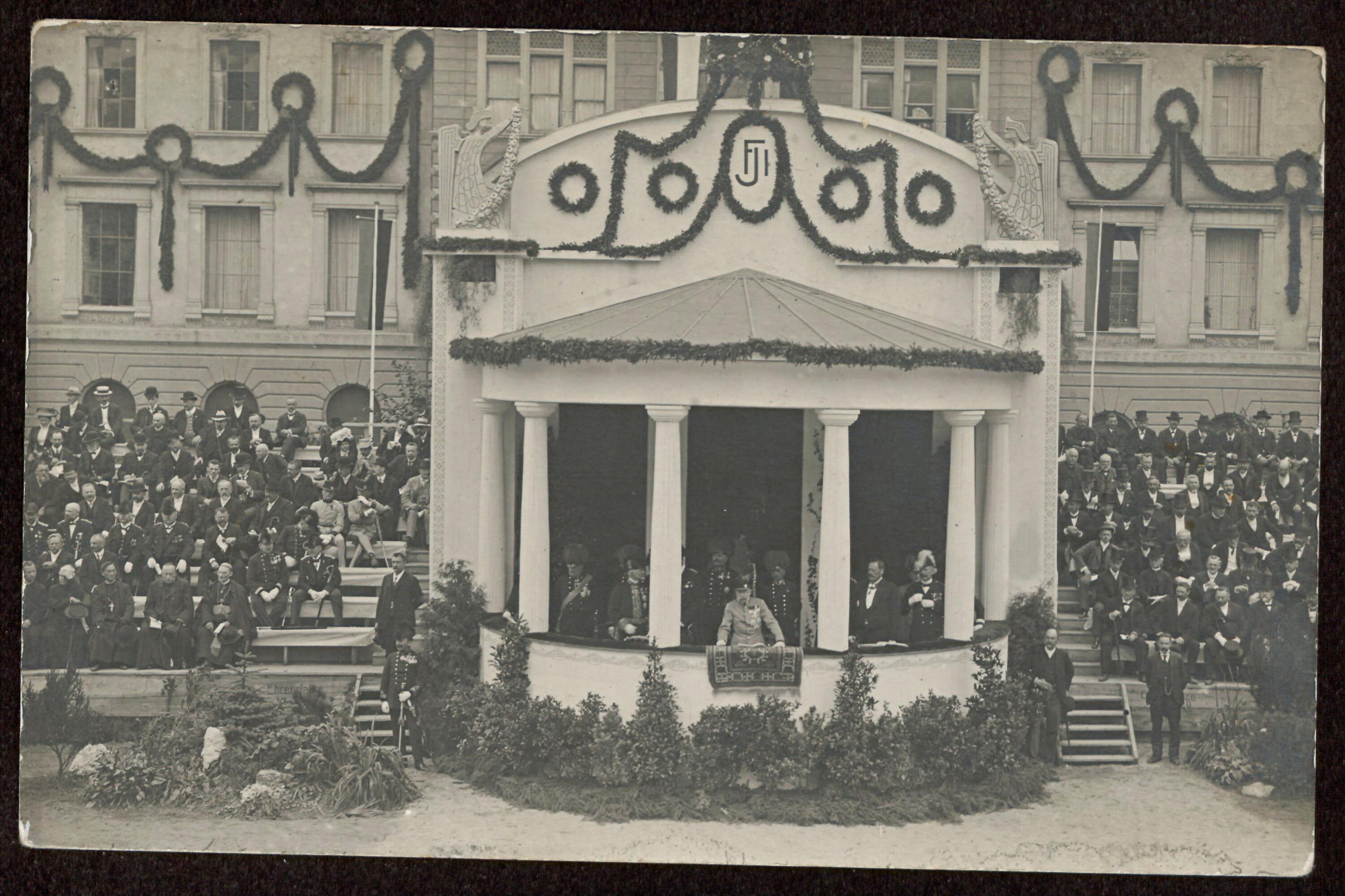 [Kaiser Franz Josef I. und die Ehrengäste 1909 in Bregenz]></div>


    <hr>
    <div class=