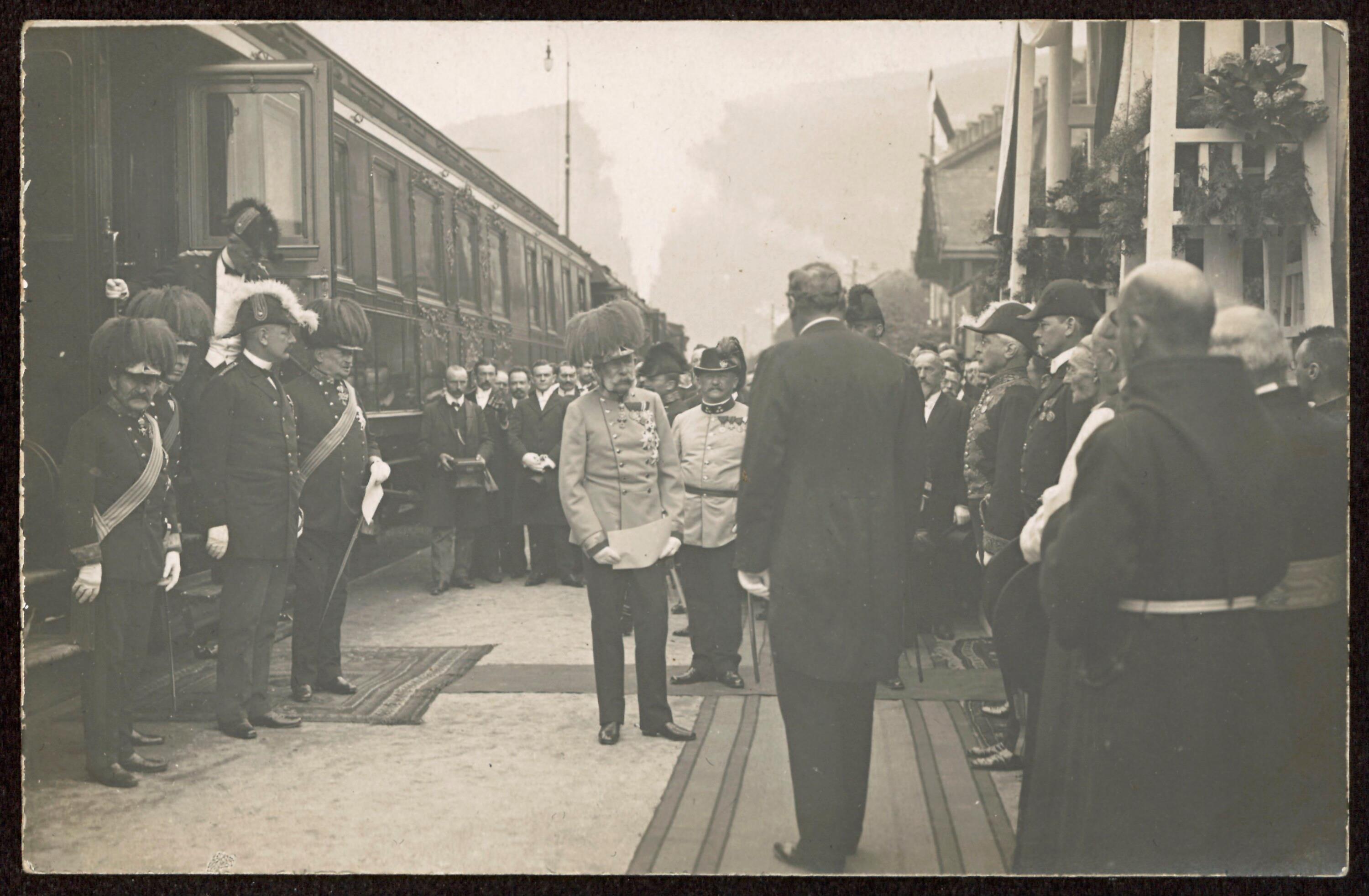 [Landeshauptmann Adolf Rhomberg begrüßt Kaiser Franz Josef I. 1914 in Bregenz]></div>


    <hr>
    <div class=