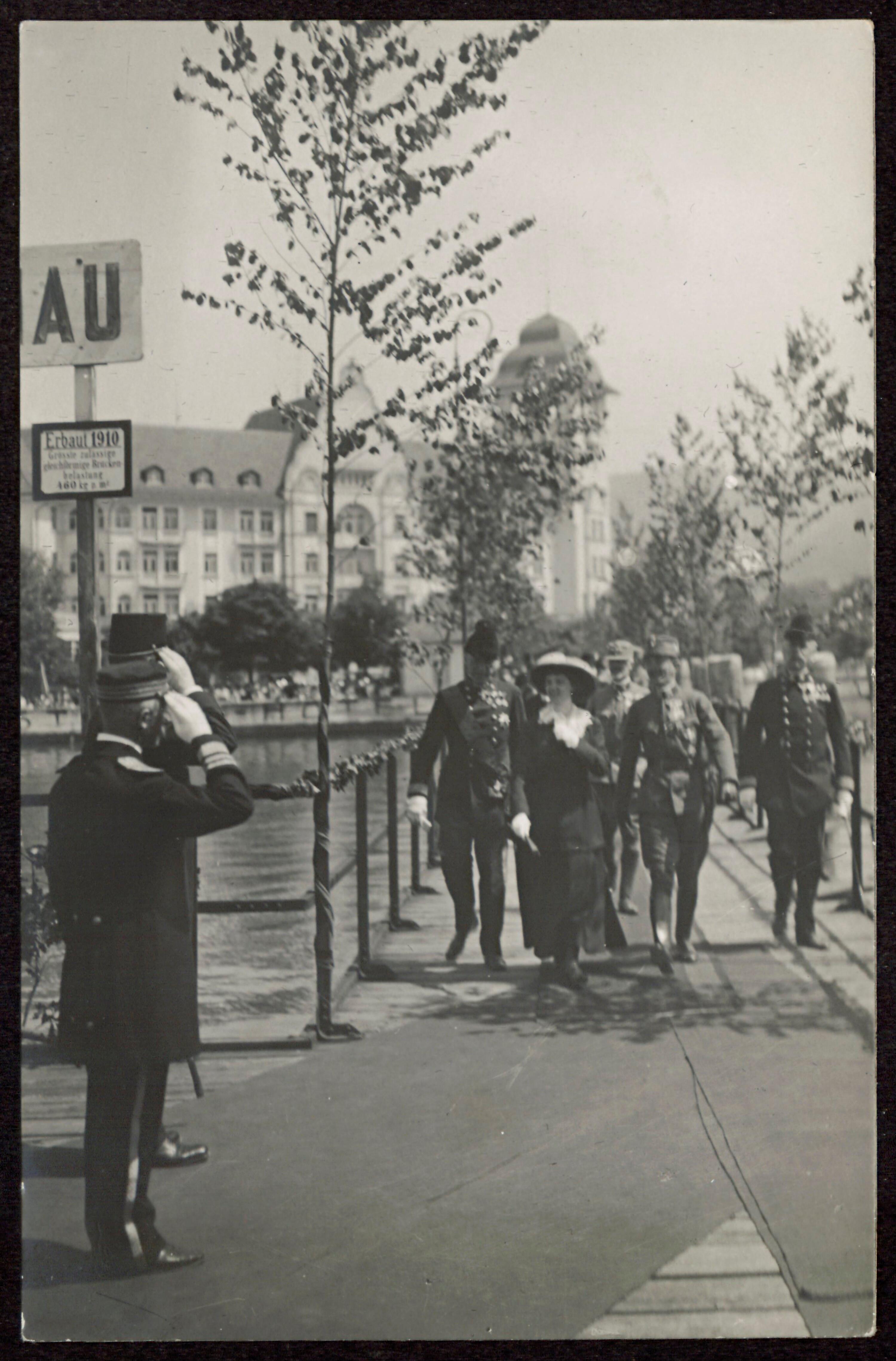 [Kaiser Karl I. und seine Gattin Zita am 5. Juni 1917 zu Besuch in Bregenz]></div>


    <hr>
    <div class=
