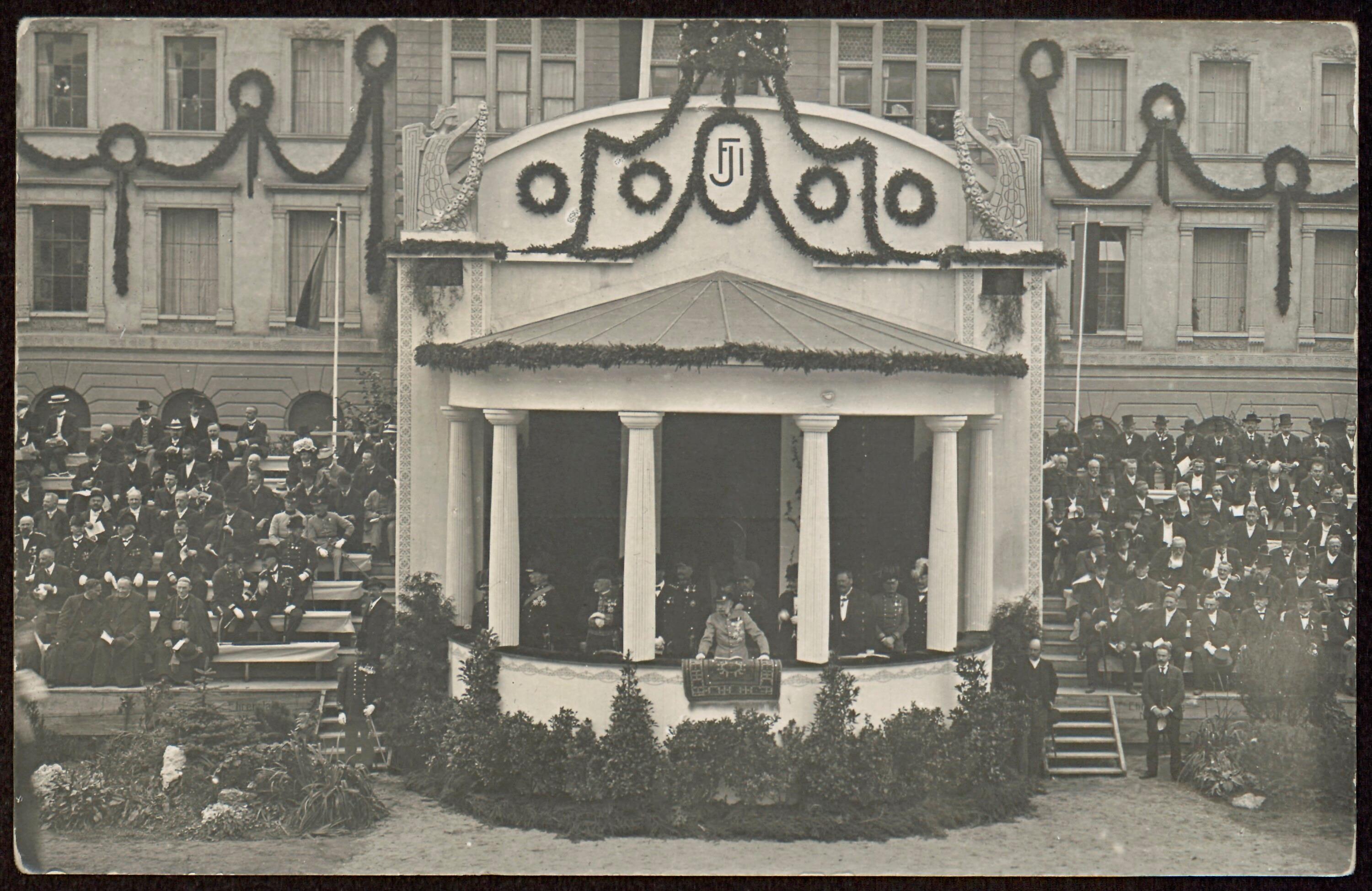 [Kaiser Franz Josef I. 1909 zu Gast in Bregenz betrachtet vom Pavillon den Festzug]></div>


    <hr>
    <div class=