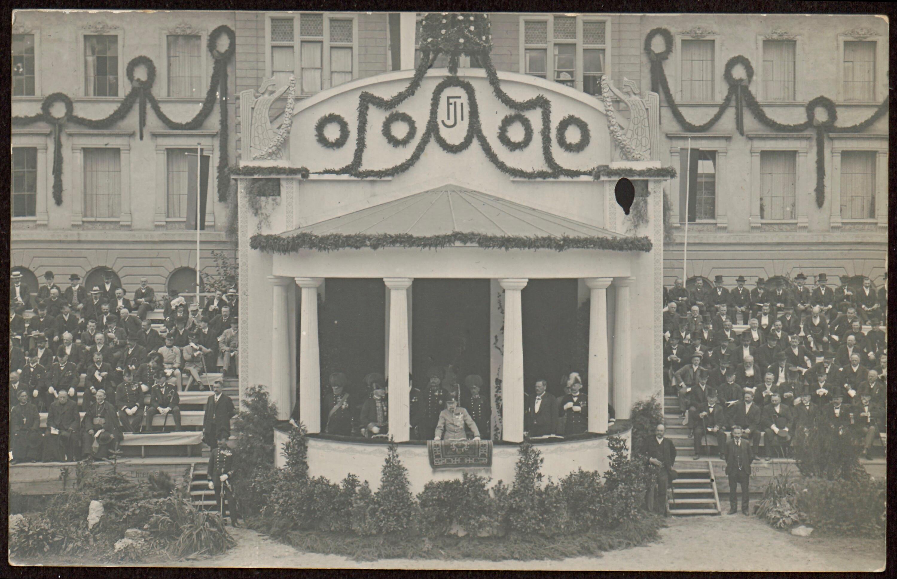 [Kaiser Franz Josef I. 1909 zu Gast in Bregenz betrachtet vom Pavillon den Festzug]></div>


    <hr>
    <div class=