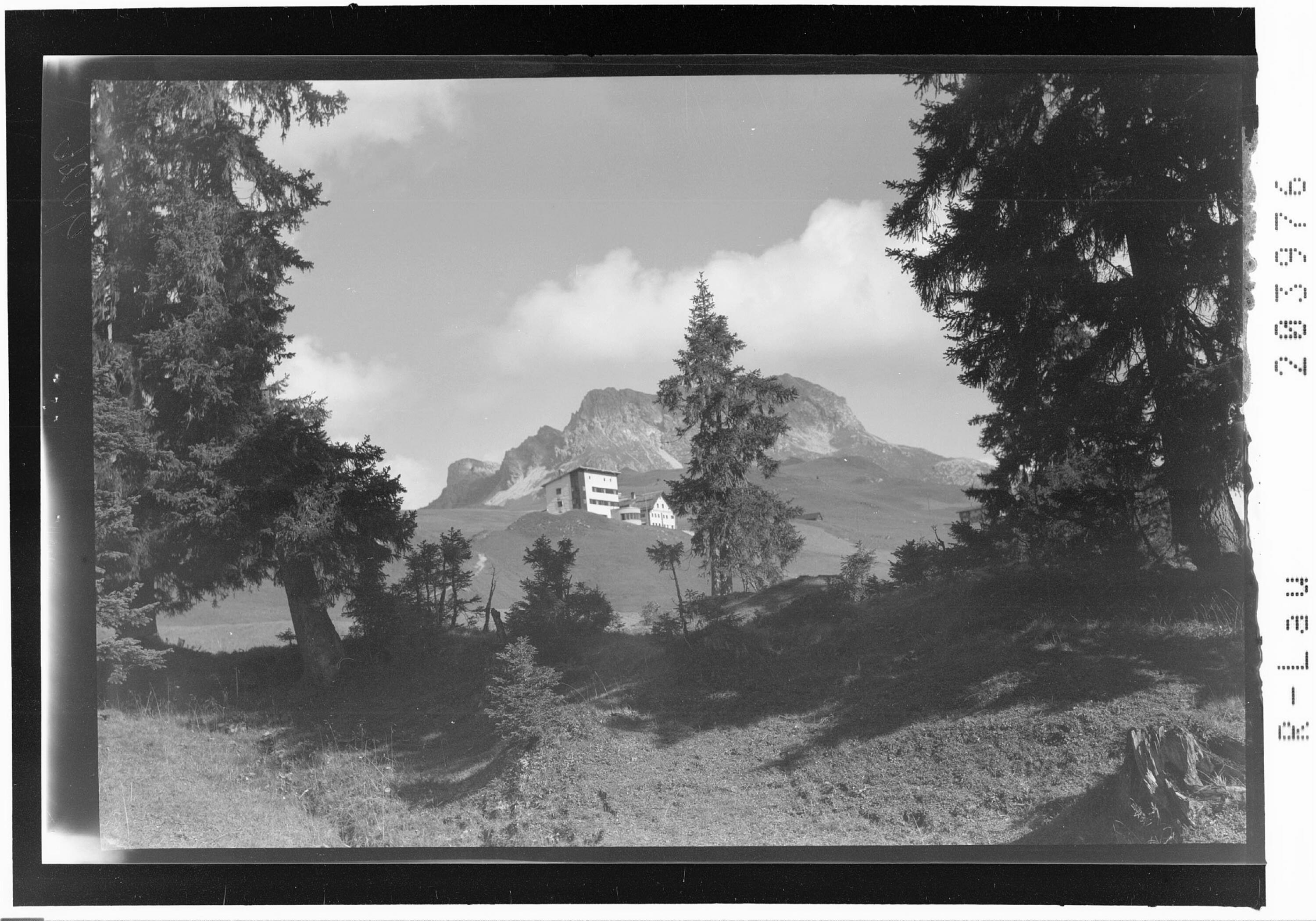 [Oberlech / Hotel Goldener Berg gegen Karhorn]></div>


    <hr>
    <div class=