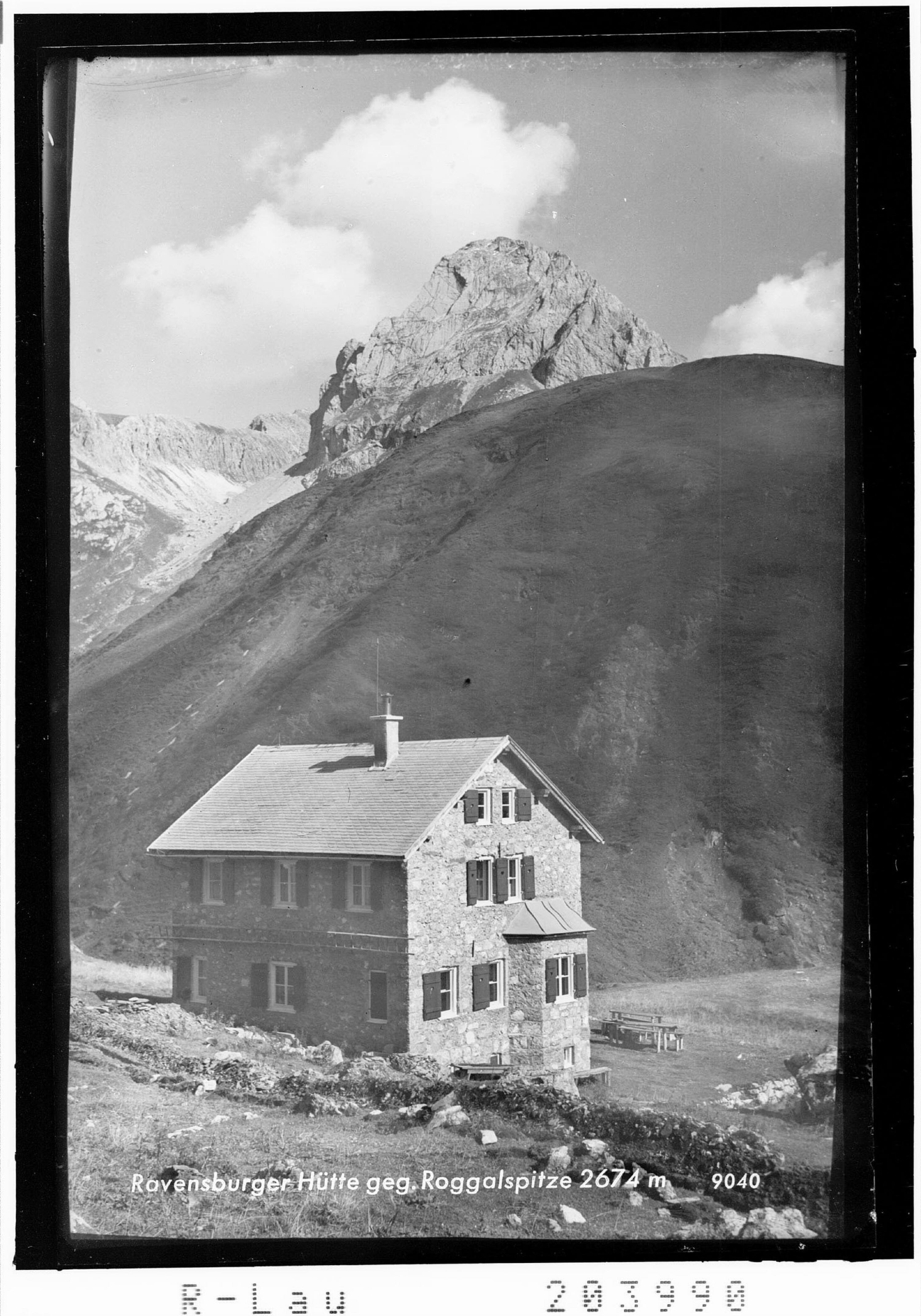Ravensburger Hütte gegen Roggalspitze 2674 m></div>


    <hr>
    <div class=