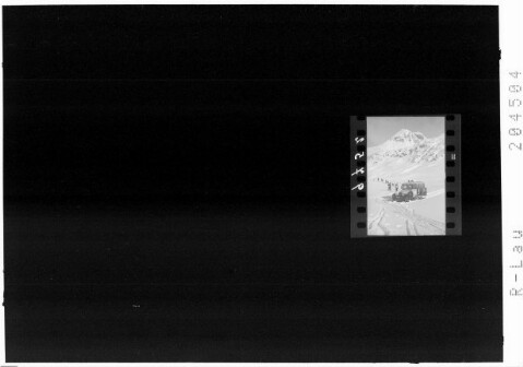 Raupenauto bzw. Motorschlitten am Flexenpass mit Blick zur Rüfispitze von Risch-Lau