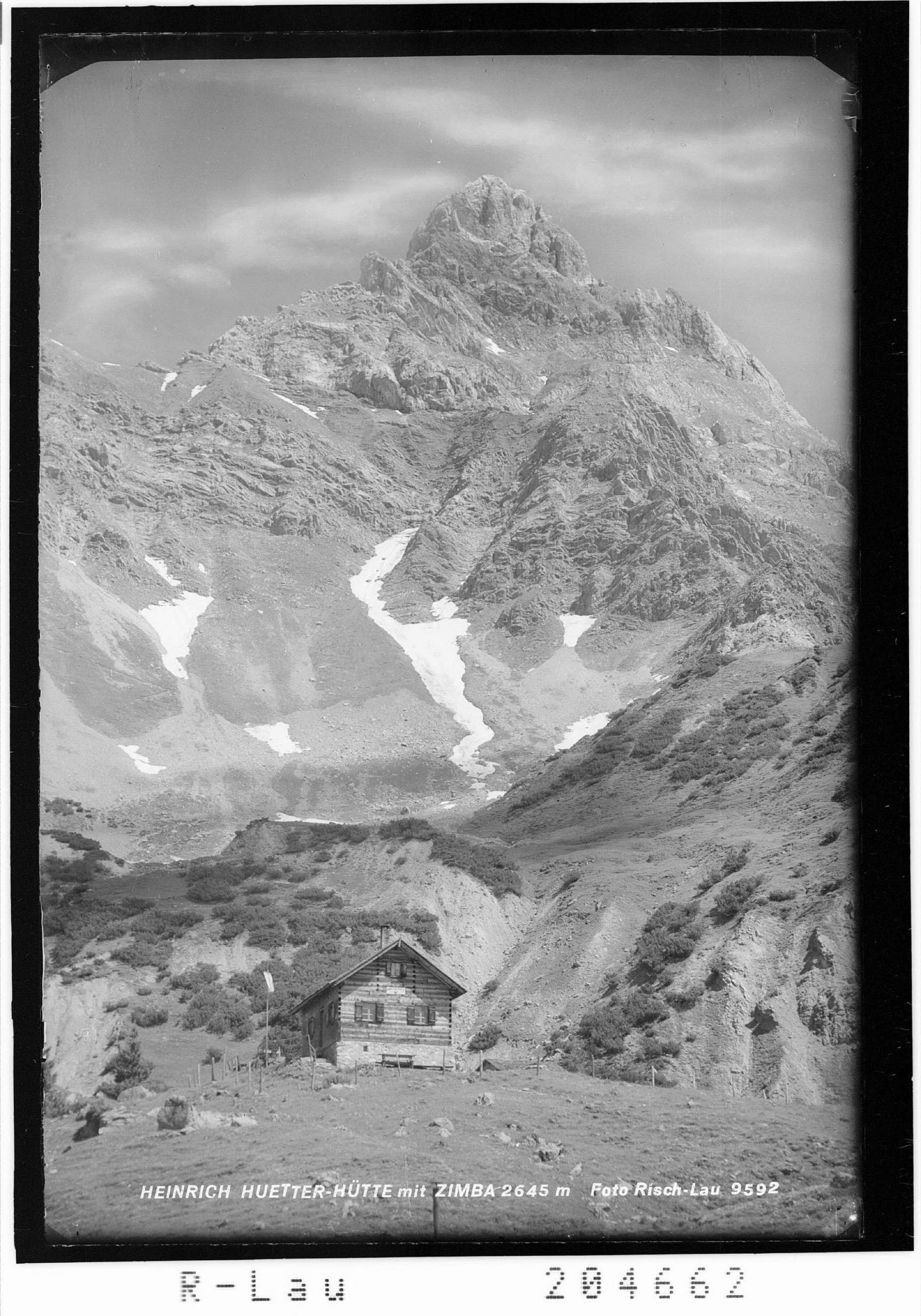 Heinrich Hueter Hütte mit Zimba 2645 m></div>


    <hr>
    <div class=