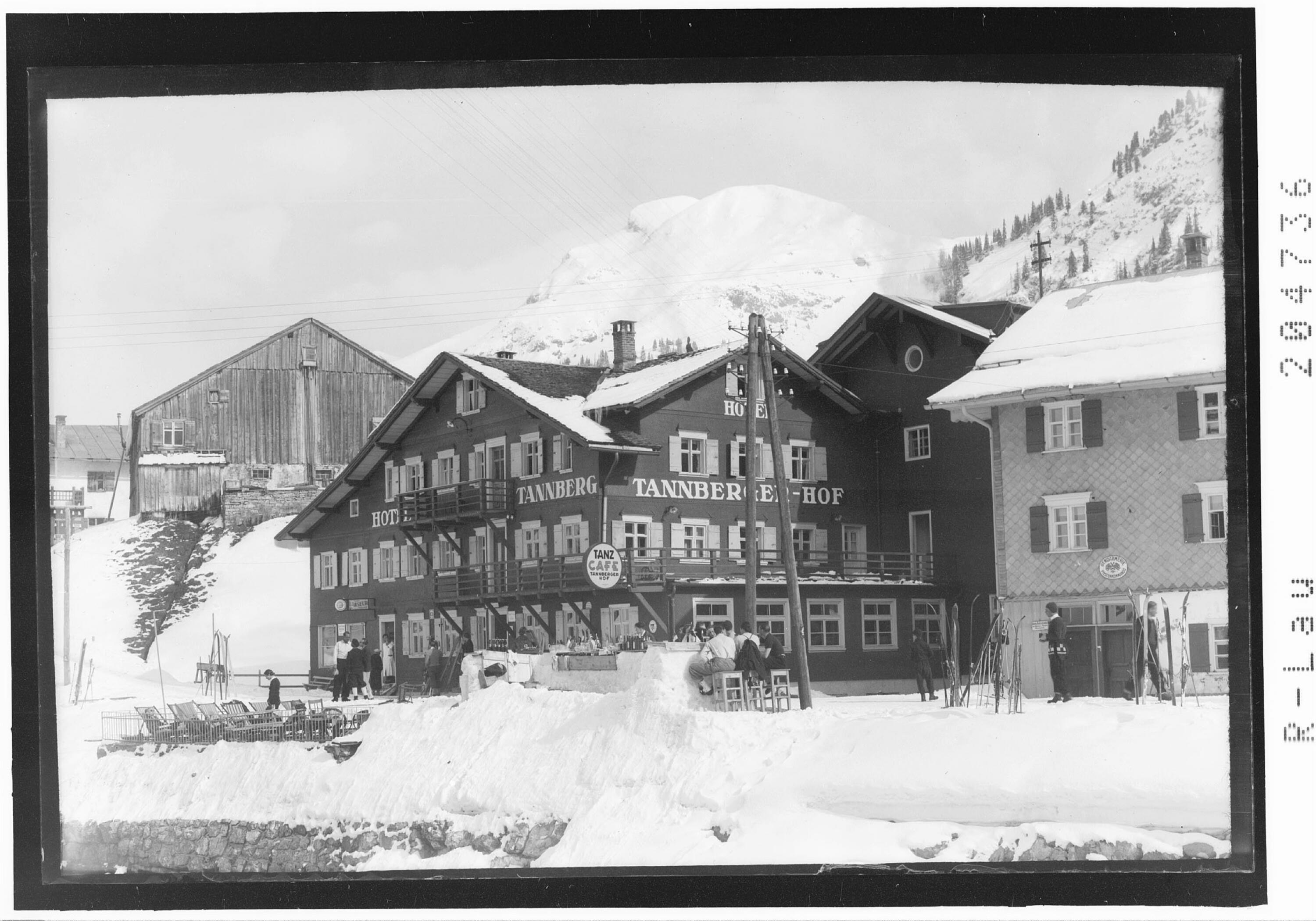 [Hotel Tannberger Hof in Lech am Arlberg gegen Wöster Horn]></div>


    <hr>
    <div class=