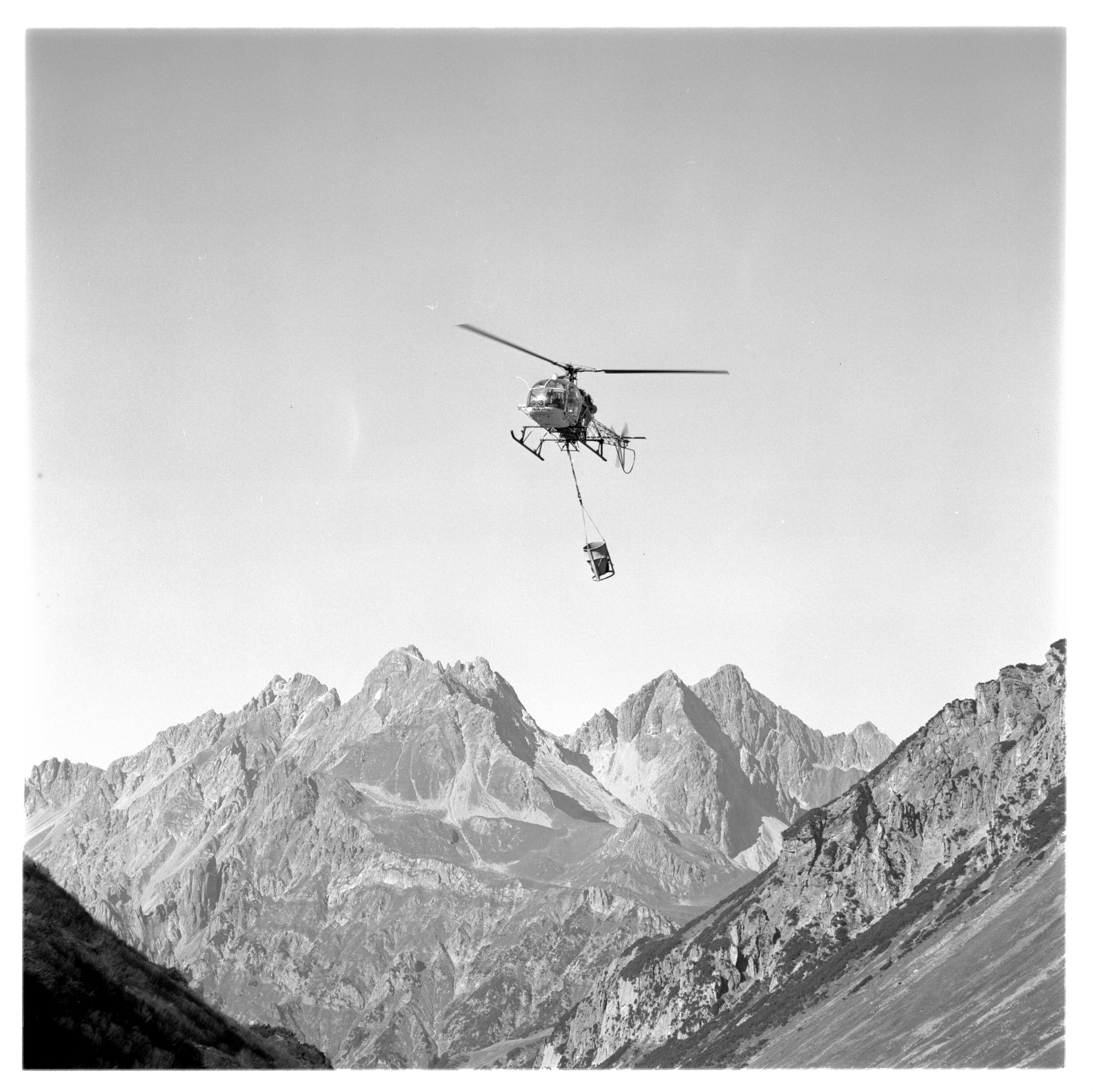 Hubschrauber beim Betonieren am Arlberg></div>


    <hr>
    <div class=