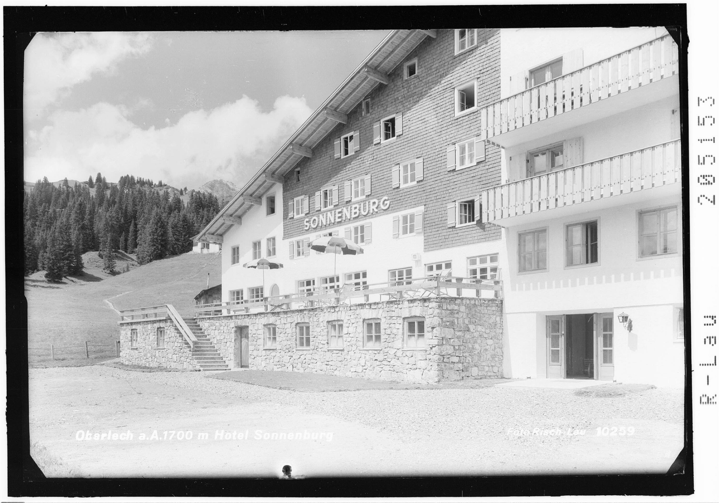 Oberlech am Arlberg 1700 m / Hotel Sonnenburg></div>


    <hr>
    <div class=