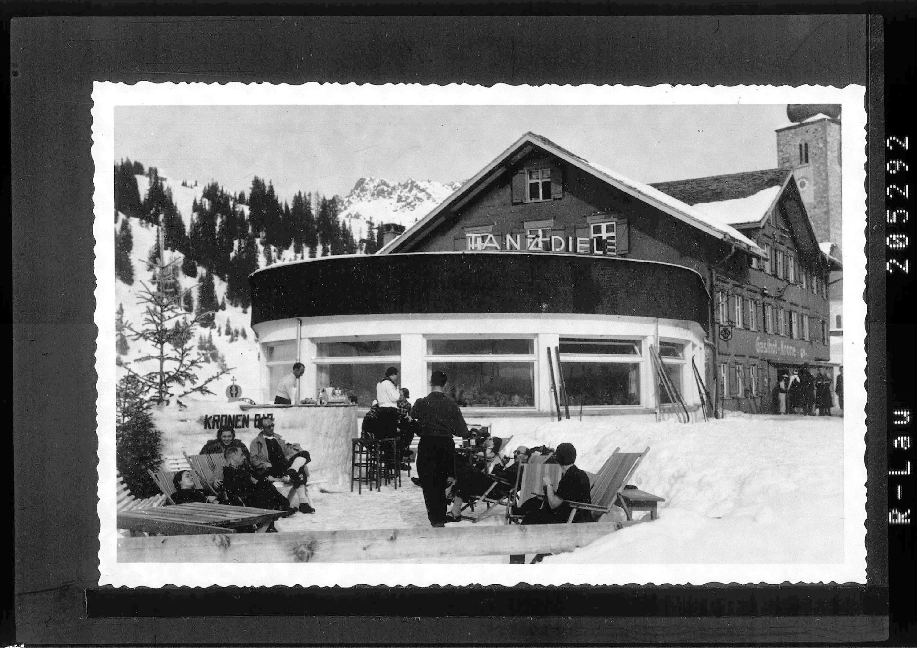 [Hotel Krone mit Eisbar in Lech am Arlberg]></div>


    <hr>
    <div class=