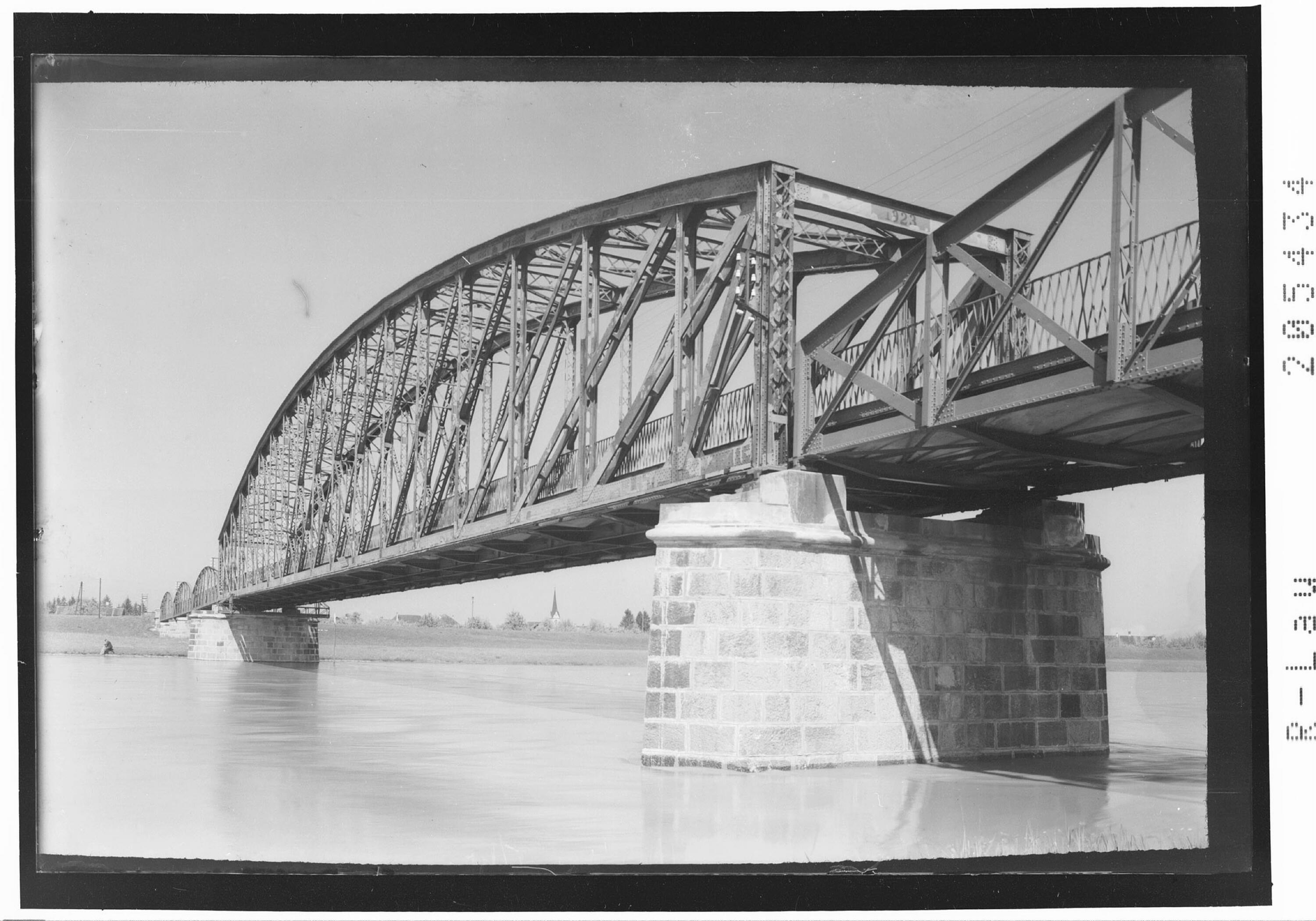 [Rheinbrücke bei Hard]></div>


    <hr>
    <div class=