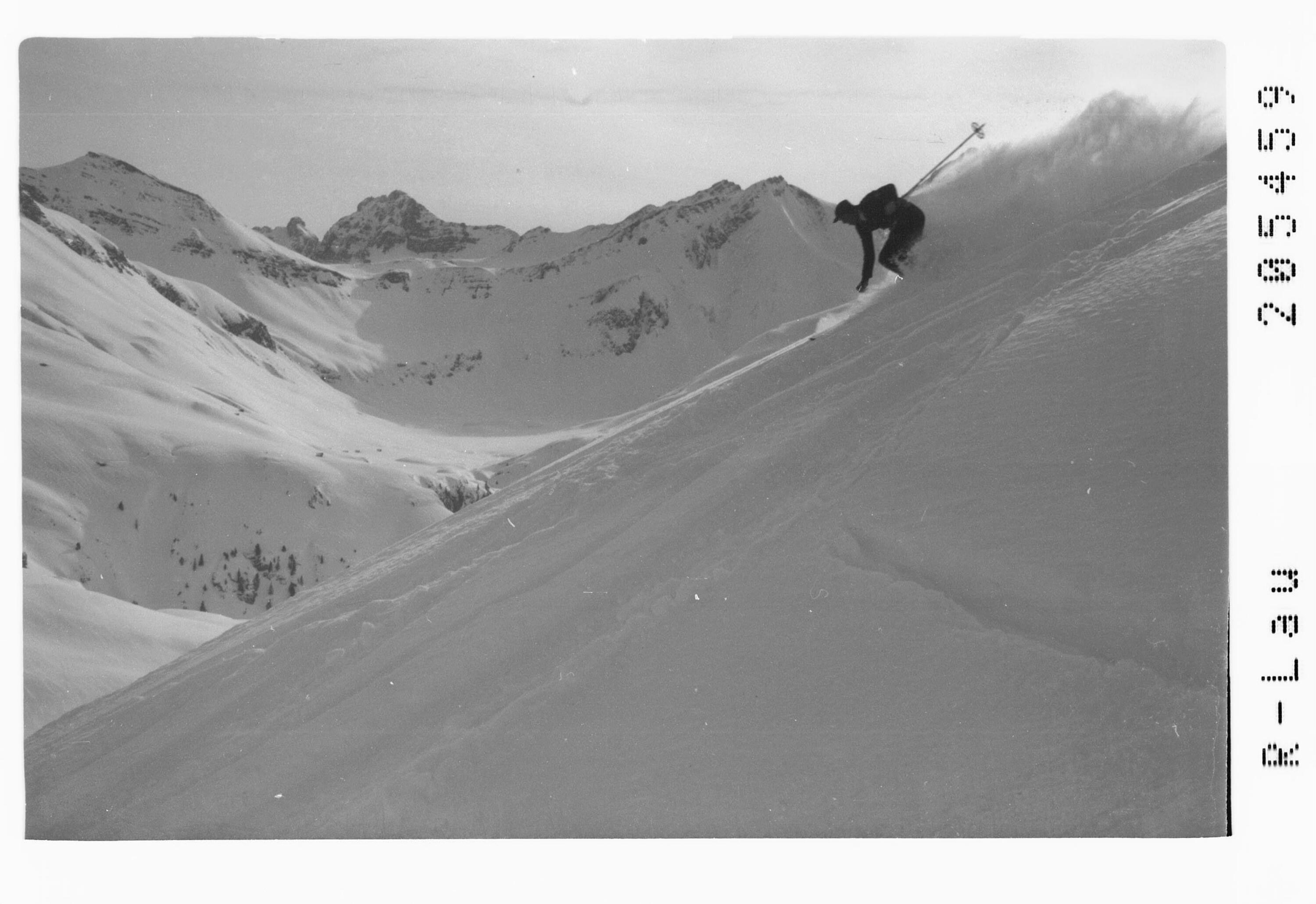 [Skifahren in Zürs am Arlberg mit Blick in's Pazüeltal]></div>


    <hr>
    <div class=