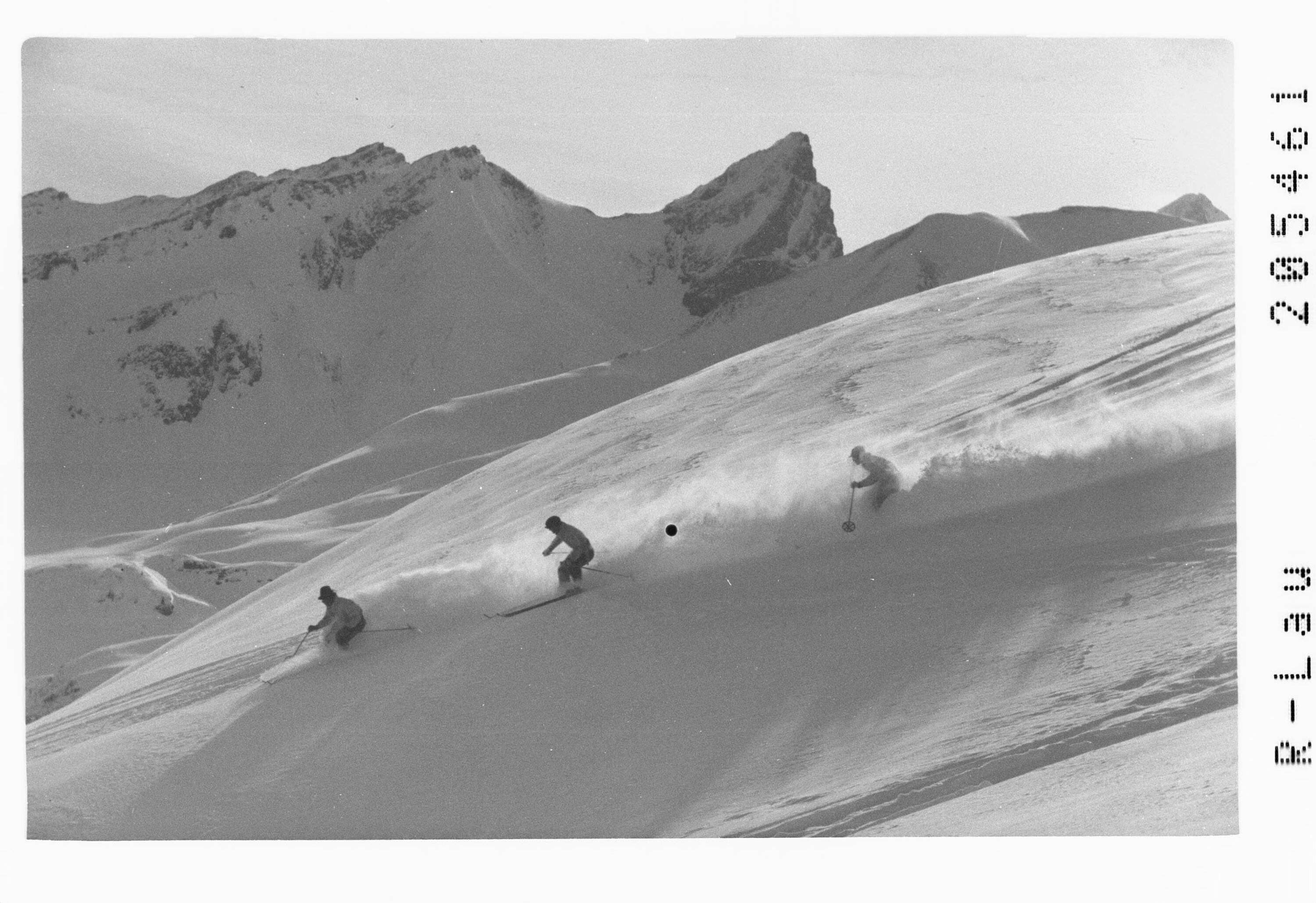 [Skifahren in Zürs am Arlberg mit Blick zur Roggspitze]></div>


    <hr>
    <div class=