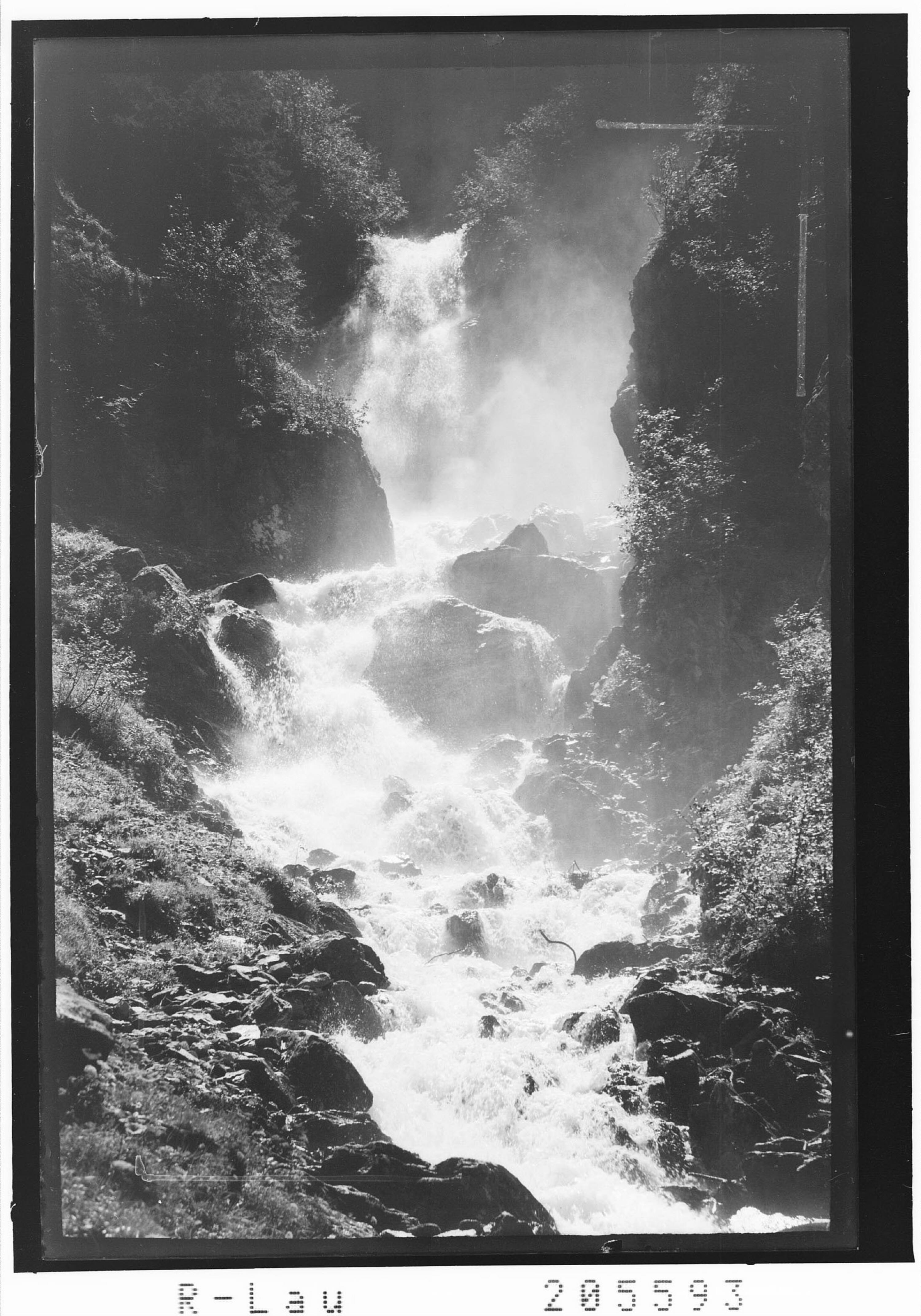 [Wasserfall bei St.Anton am Arlberg]></div>


    <hr>
    <div class=