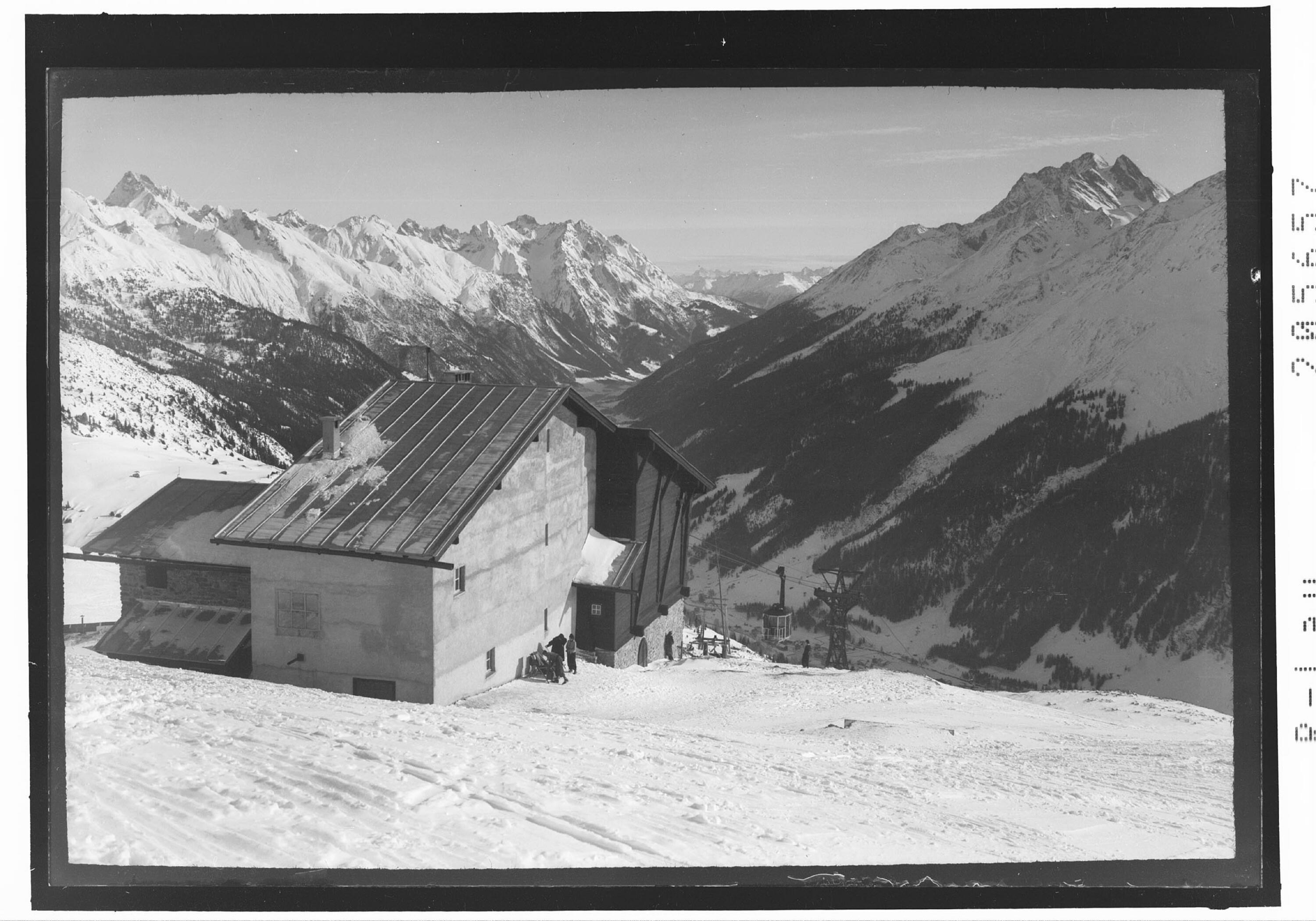 [Bergstation Galzig mit Blick zur Vorderseespitze - Parseier Spitze und Hohen Riffler]></div>


    <hr>
    <div class=
